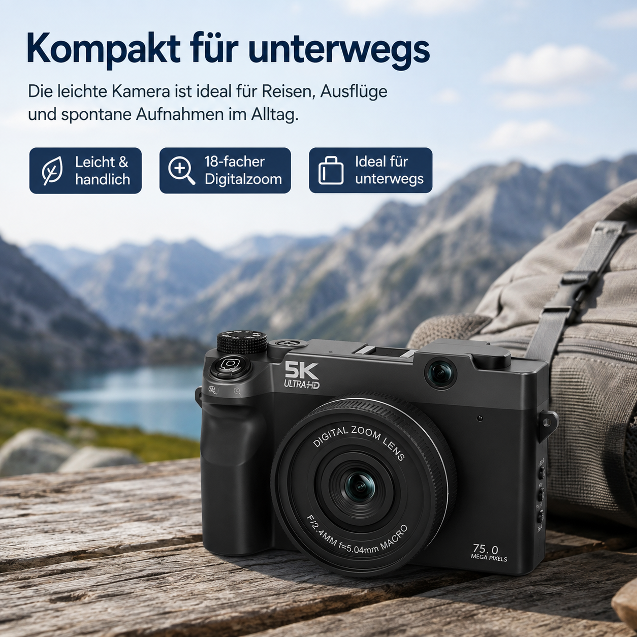 Kompakte schwarze 5K-Digitalkamera auf Holztisch vor Berglandschaft mit Rucksack.