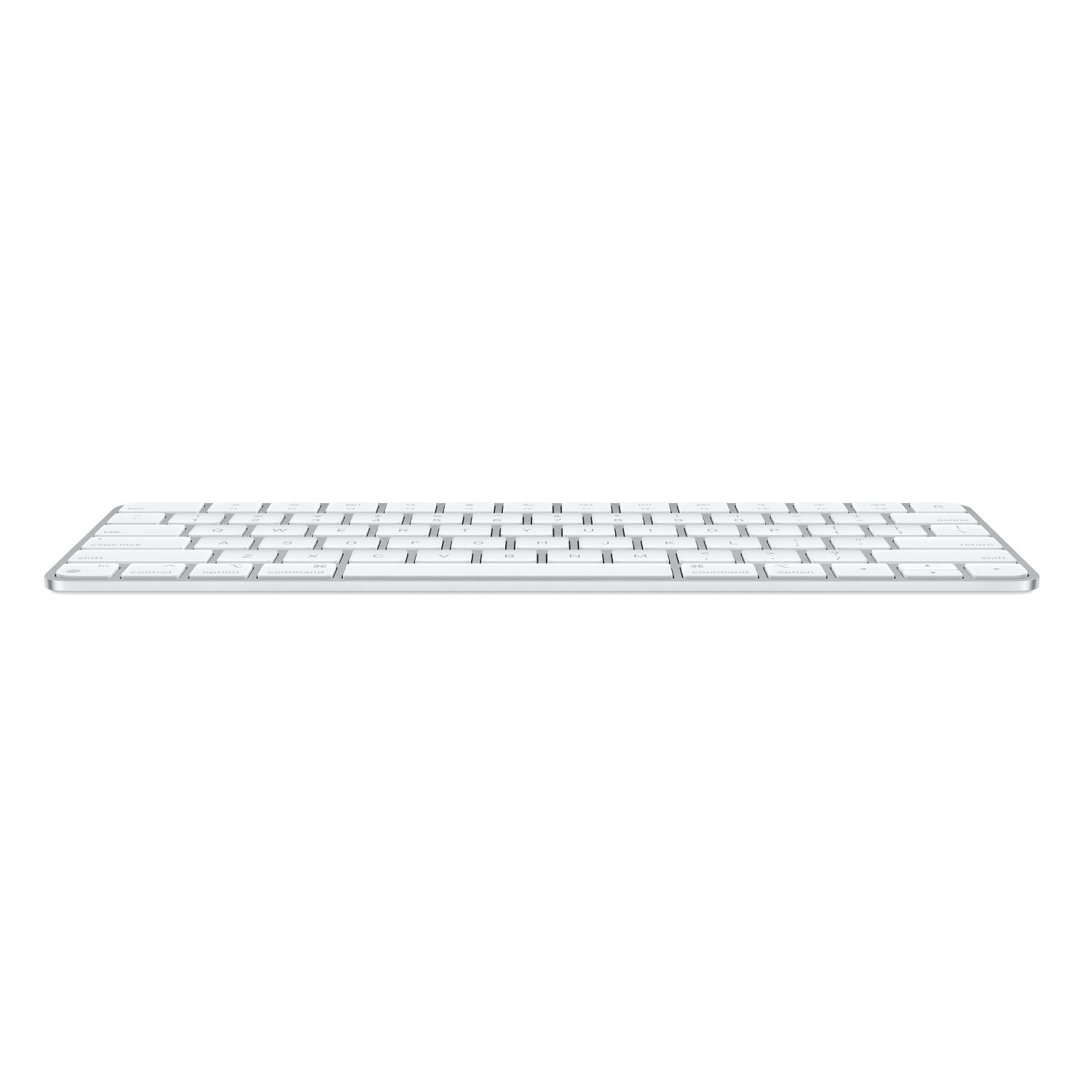 Eine schlanke, weiße kabellose Computertastatur aus niedriger Perspektive vor weißem Hintergrund.