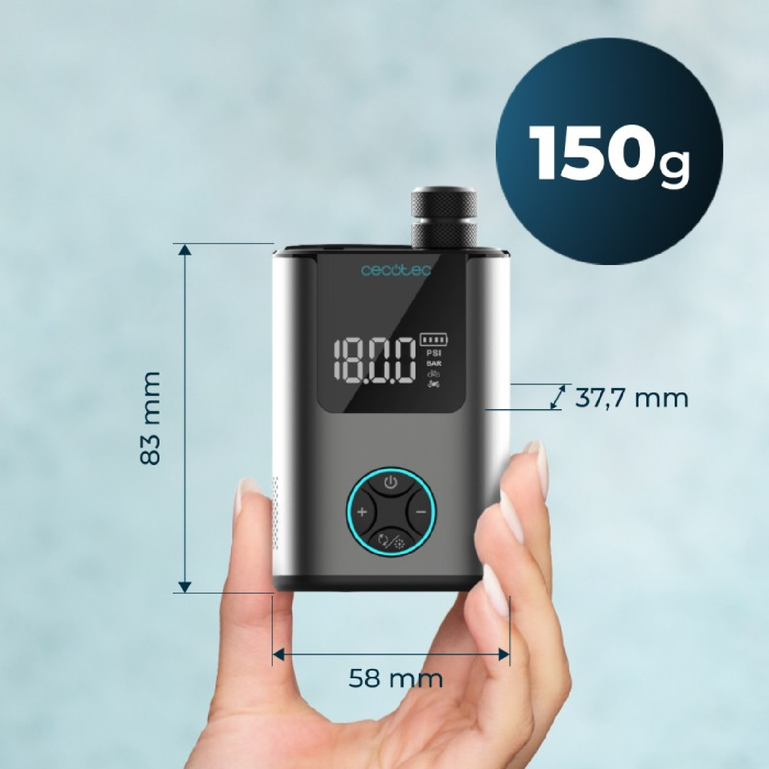 Una mano sostiene una bomba Cecotec compacta con pantalla digital, de 83x58x37,7 mm y 150 g.