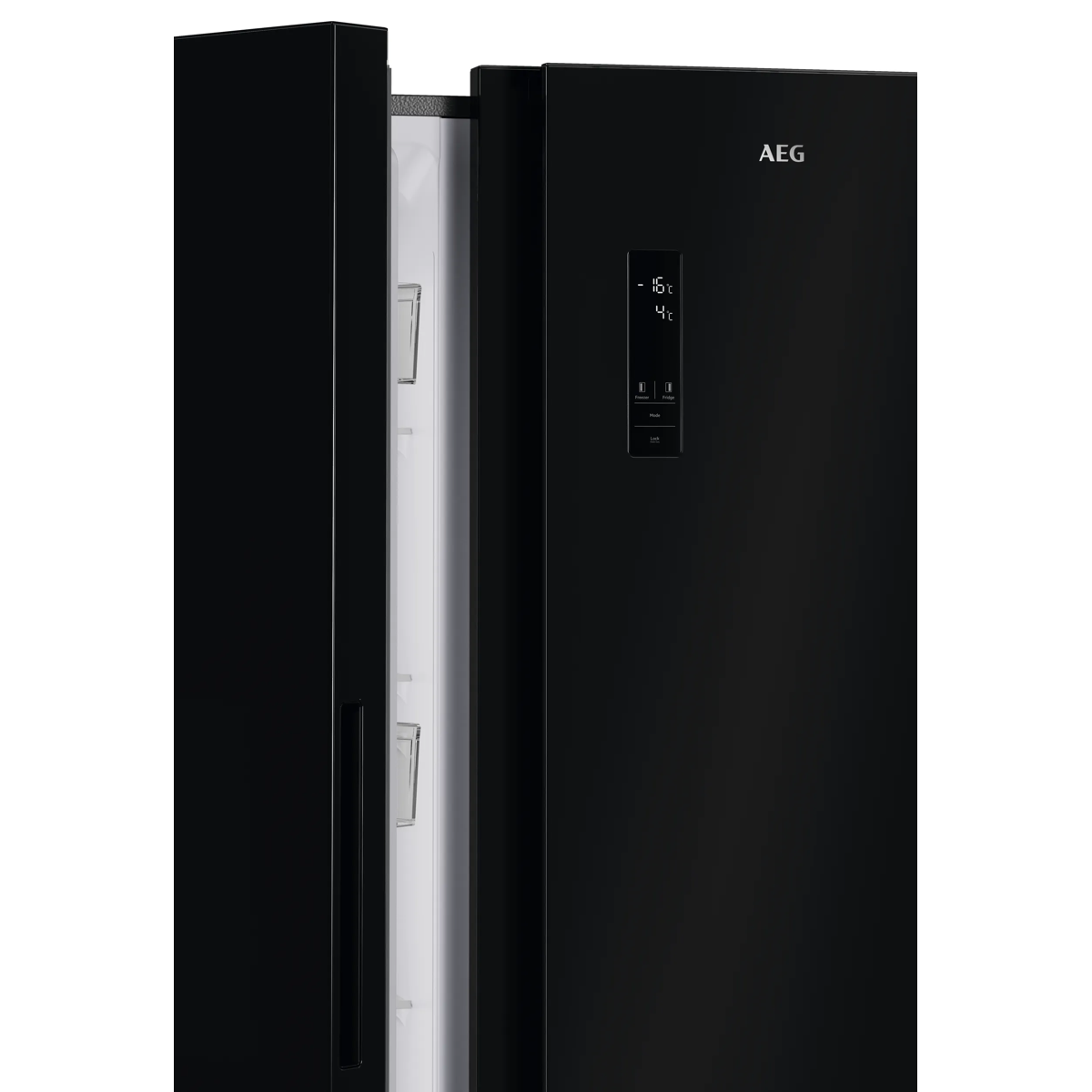 Un refrigerador AEG negro con una pantalla digital en la puerta cerrada, mientras que la puerta izquierda está ligeramente abierta.