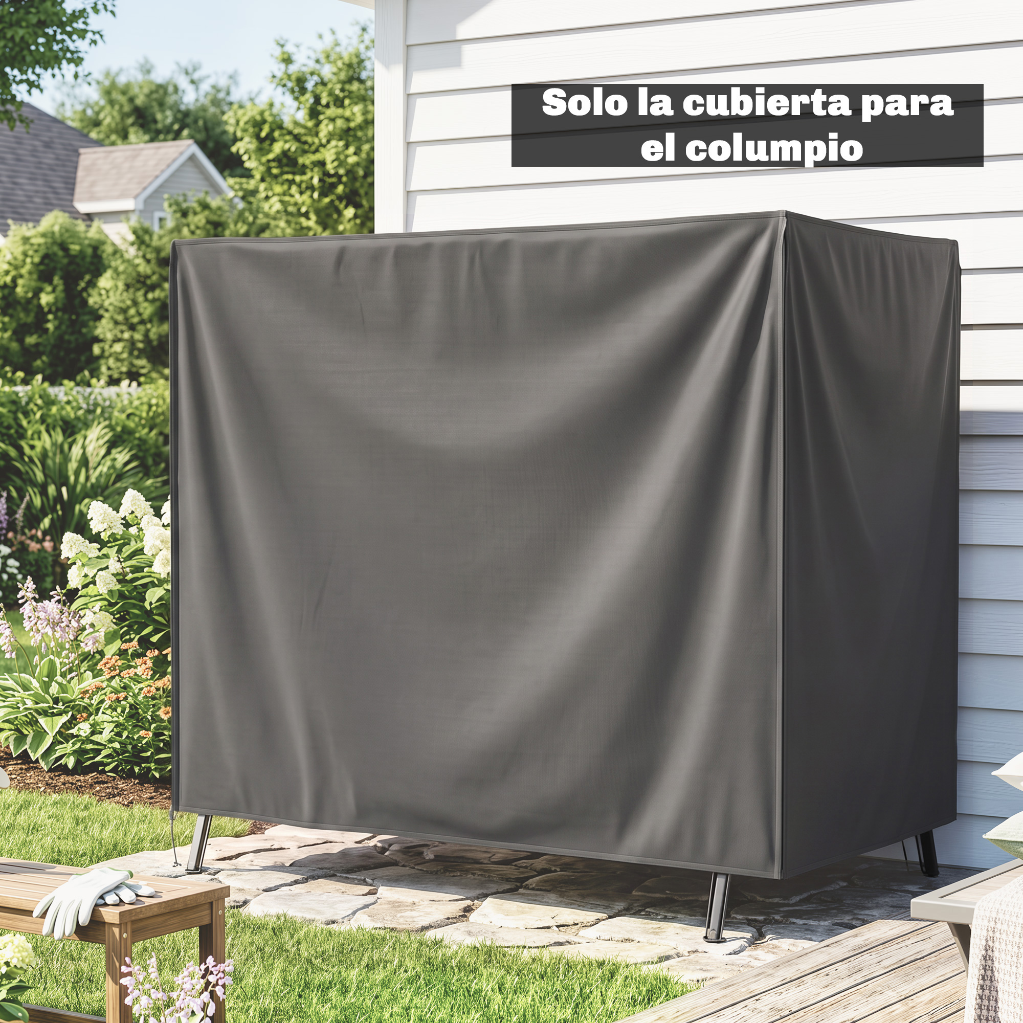 Una cubierta gris grande para columpio se encuentra en un patio de jardín frente a una casa blanca.