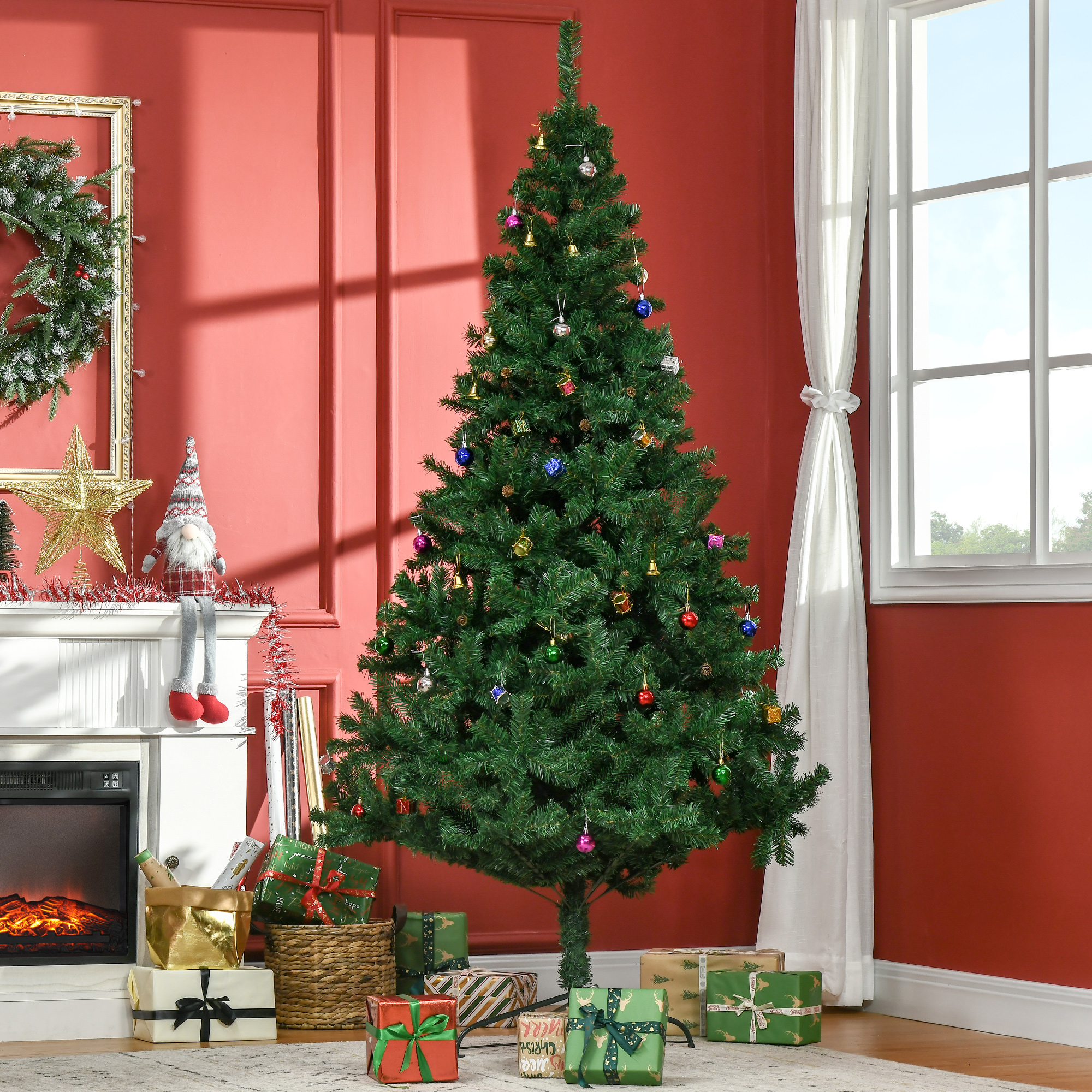 Un árbol de Navidad decorado se encuentra en una habitación con paredes rojas, una chimenea y regalos.