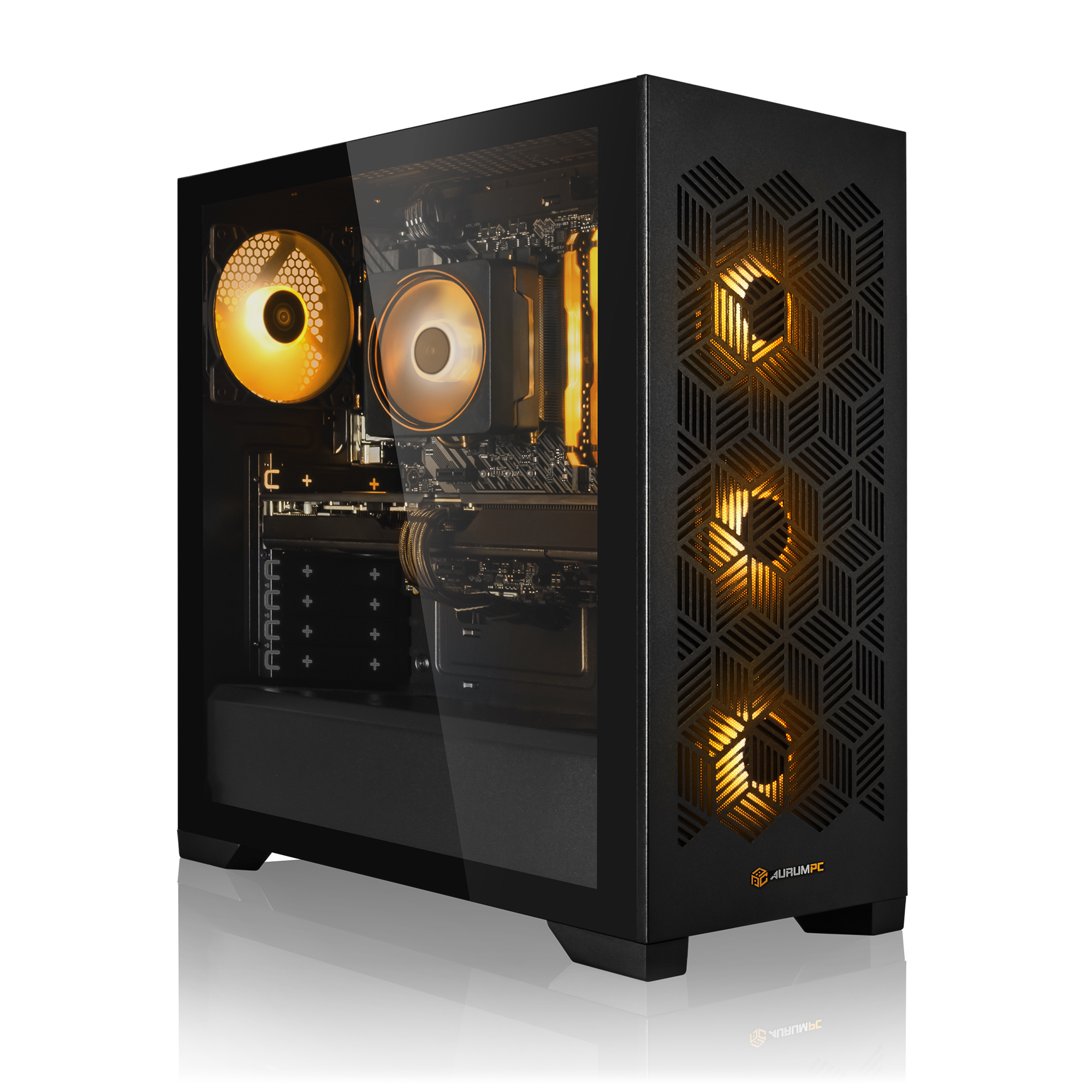 Ein schwarzes PC-Gehäuse mit Glas-Seitenwand und leuchtend orangen internen Komponenten, Lüftern und Frontgitter.