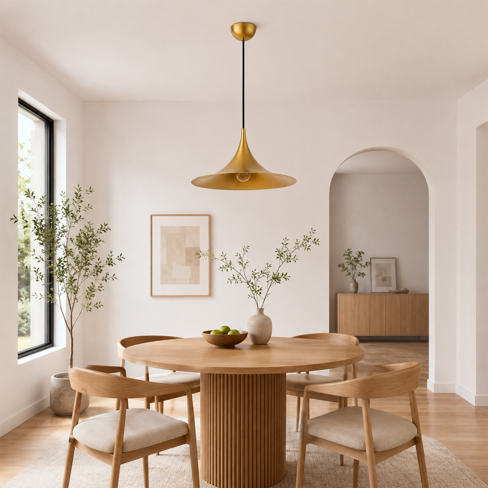 Comedor con mesa de madera, cuatro sillas, lámpara de latón y plantas.