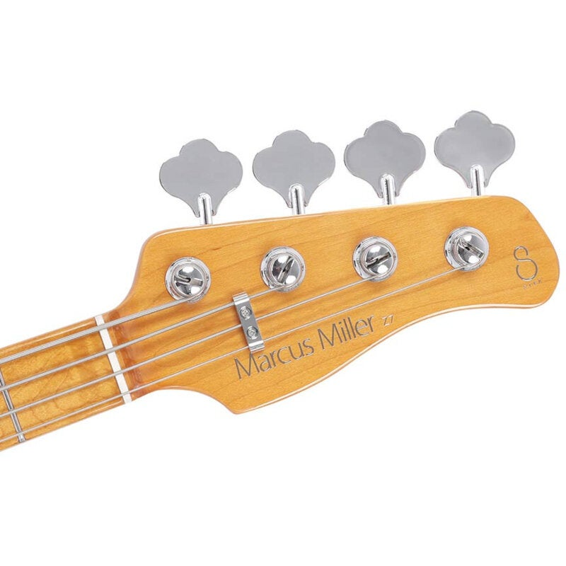 Beyaz arka planda dört gümüş burgulu, ahşap renkli Marcus Miller bas gitar başlığı.