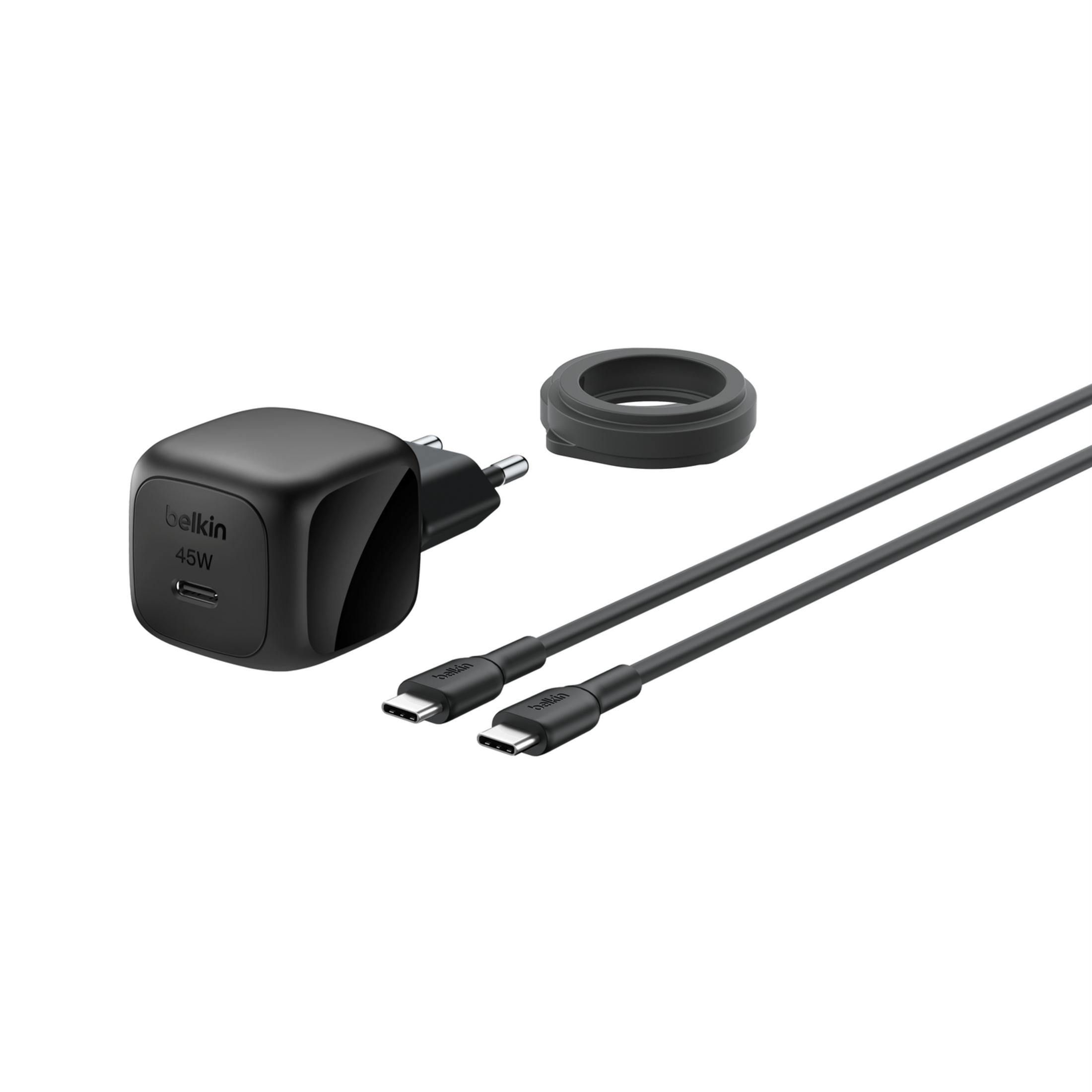 Un caricatore da muro Belkin nero da 45W, un cavo con connettori USB-C e un accessorio ad anello su sfondo bianco.