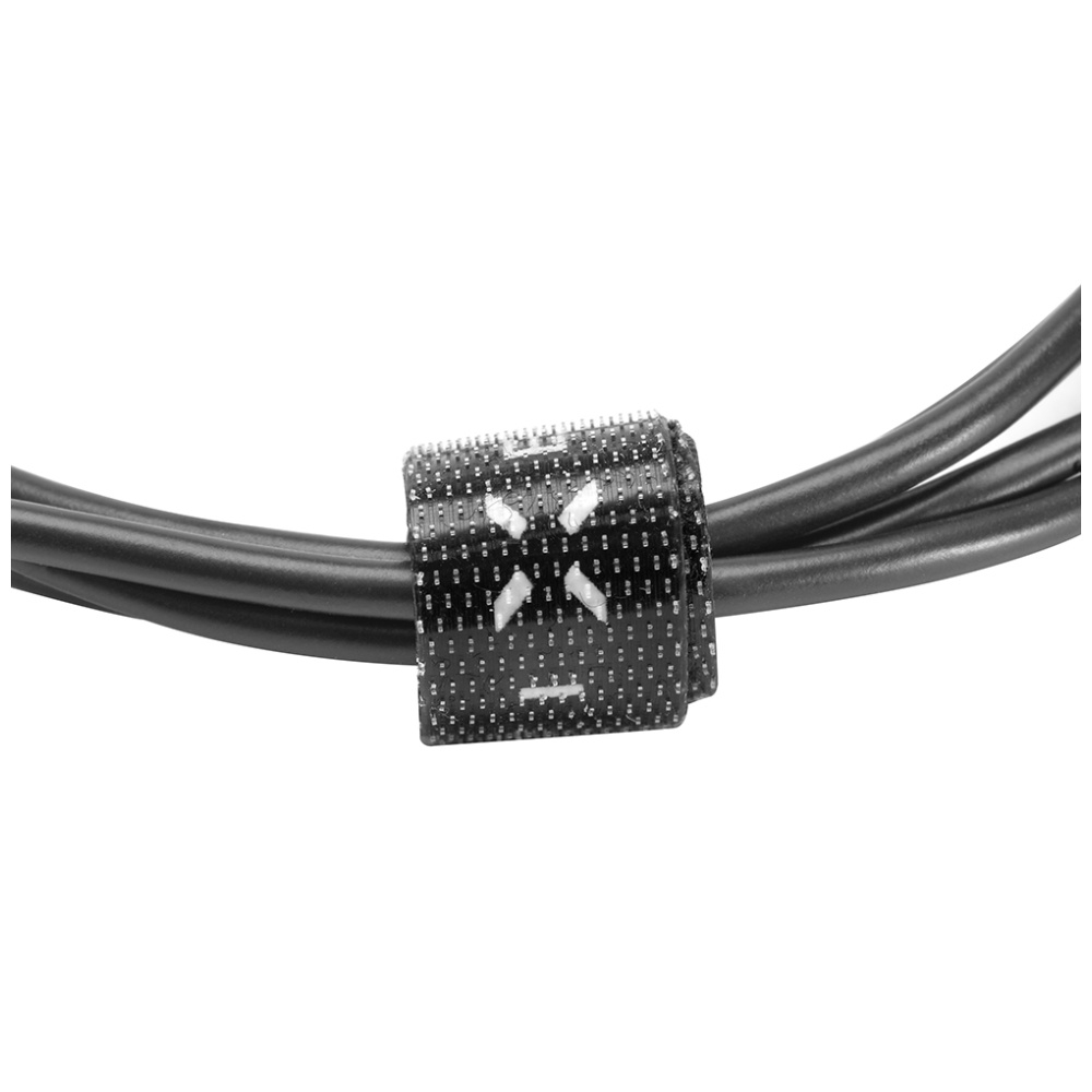 Ein schwarzer Klett-Kabelbinder fasst mehrere schwarze Kabel gegen einen weißen Hintergrund zusammen.