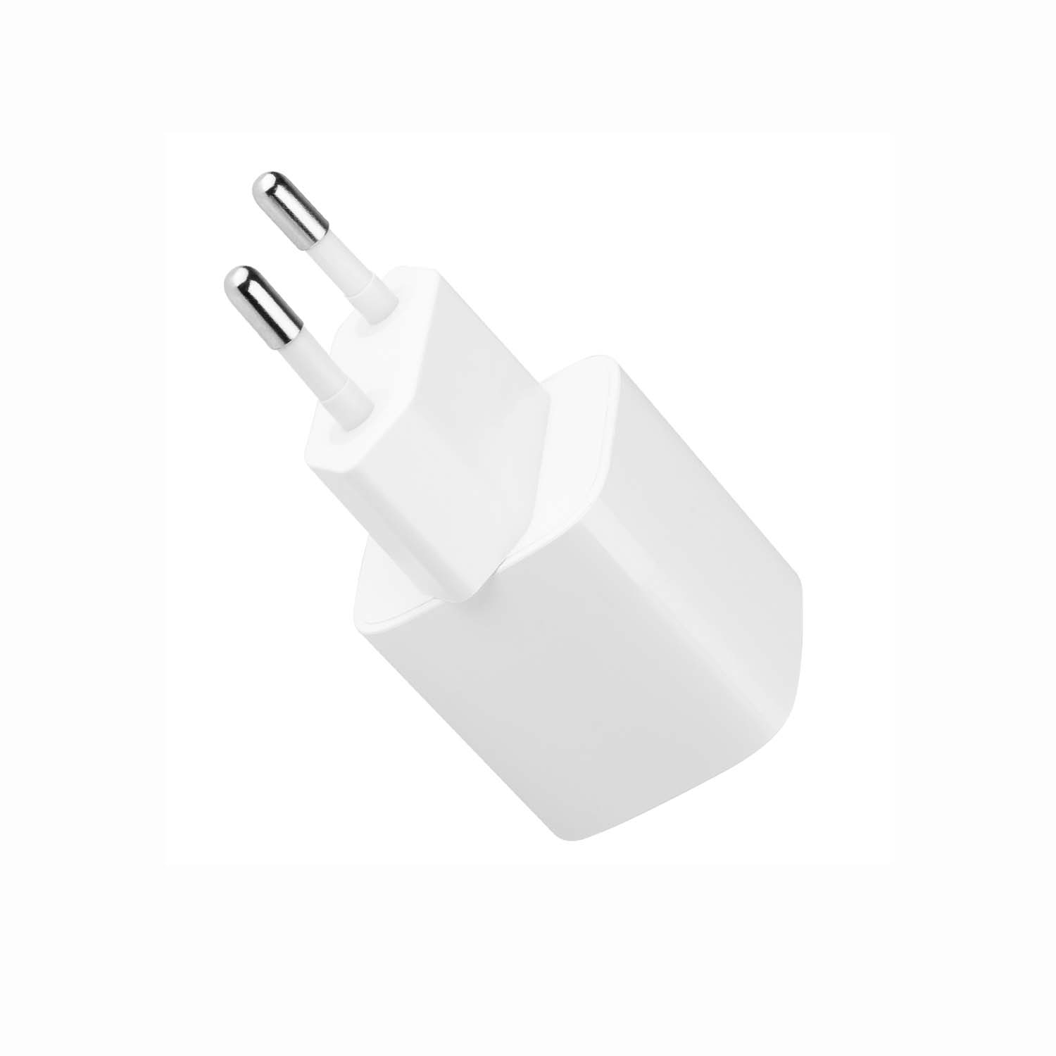 Ein weißes USB-Wandladegerät mit einem europäischen zweipoligen Stecker vor weißem Hintergrund.