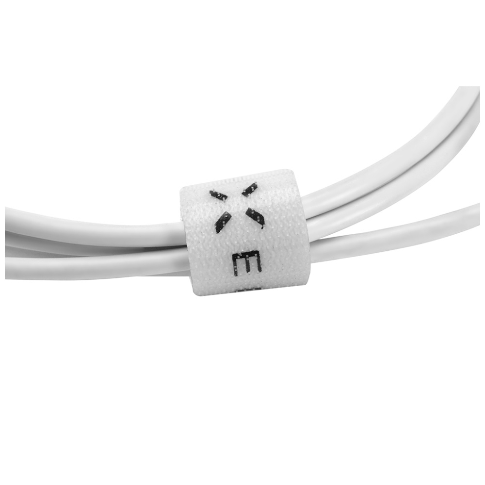 Ein weißes strukturiertes Etikett mit schwarzem Text umschließt drei parallele weiße Kabel.