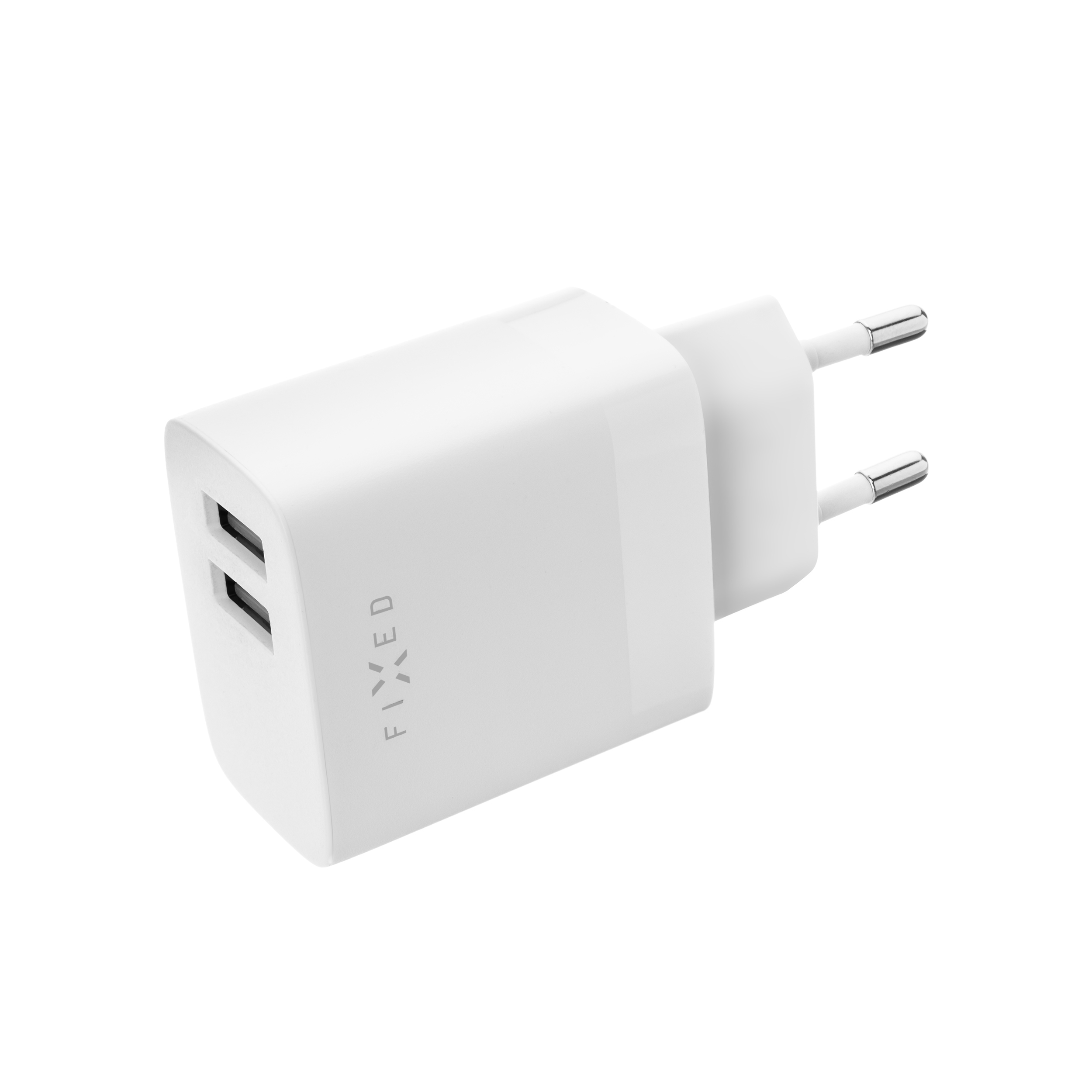 Ein weißes USB-Ladegerät mit zwei Anschlüssen und EU-Stecker auf weißem Hintergrund.