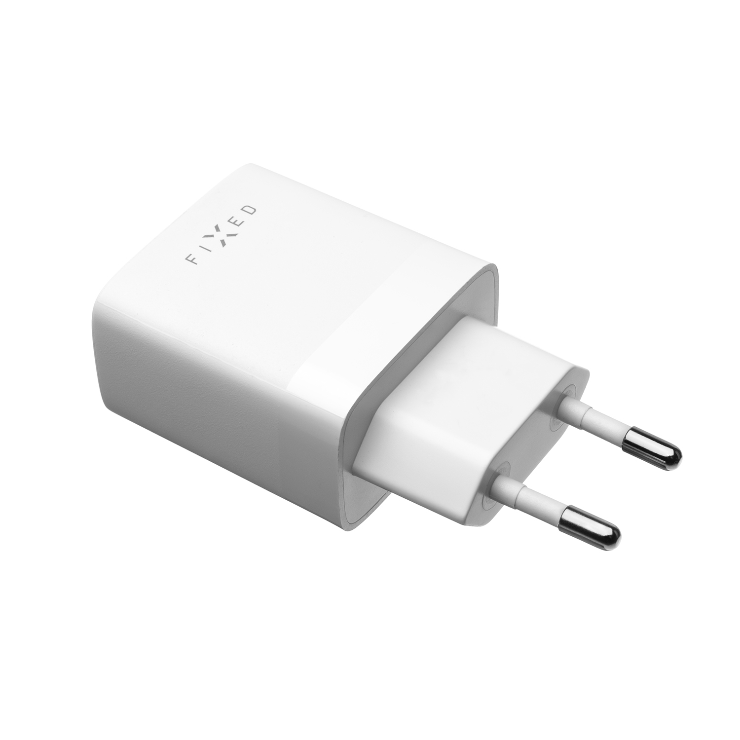 Ein weißer FIXED USB-Wandadapter mit zwei runden Metall-Steckerstiften auf weißem Hintergrund.