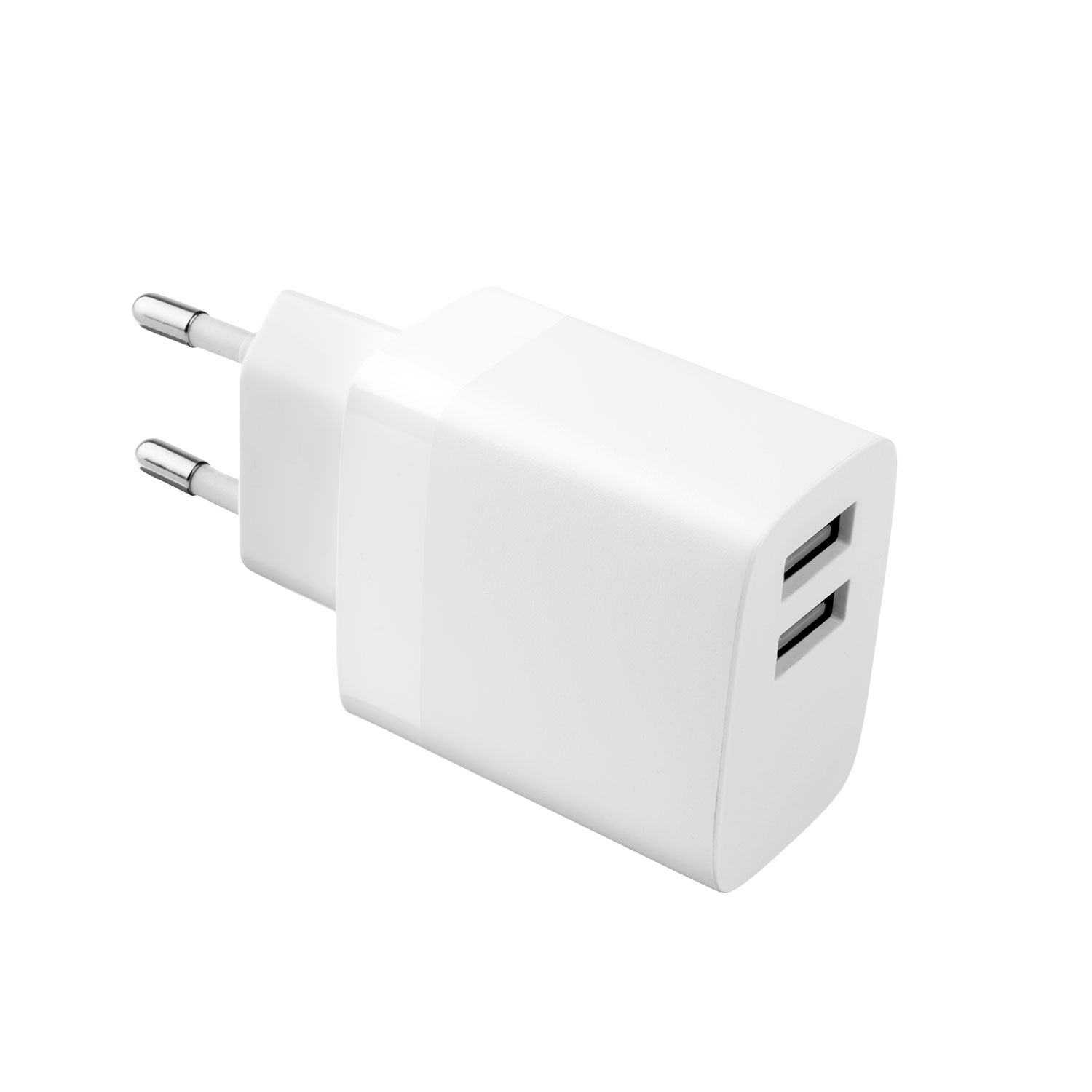 Ein weißes USB-Ladegerät mit zwei Anschlüssen und einem europäischen Stecker auf weißem Hintergrund.
