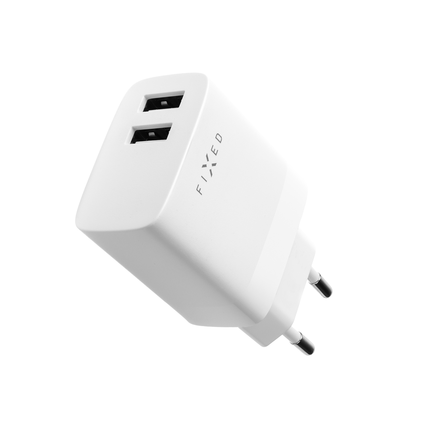 Ein weißer USB-Wandlader mit zwei Anschlüssen und der Aufschrift FIXED, vor weißem Hintergrund.