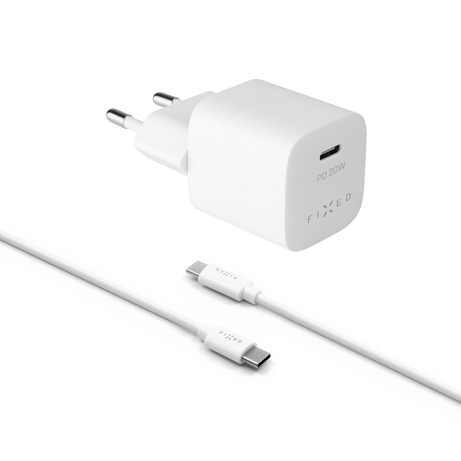 Ein weißes FIXED 20W USB-C-Wandladegerät und ein passendes weißes USB-C-Kabel auf weißem Hintergrund.