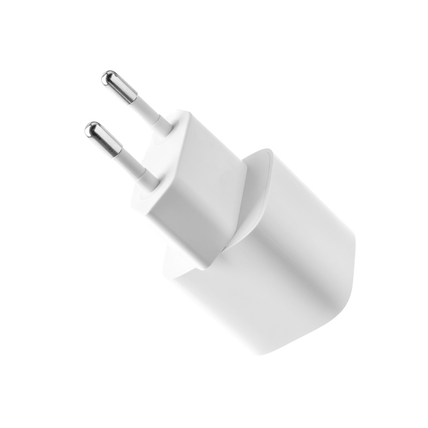 Ein weißer Euro-Stecker mit zwei runden Metallstiften vor weißem Hintergrund.