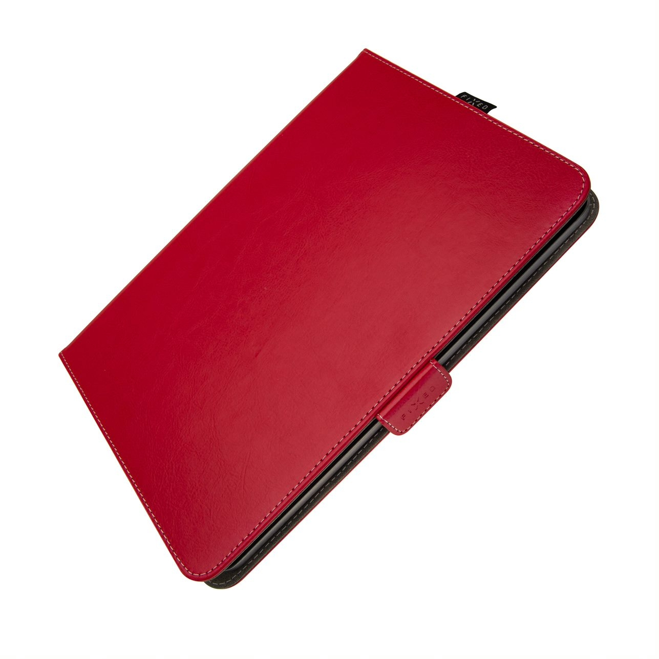 Una funda de cuero rojo cerrada para tablet con costuras blancas y una pequeña correa sobre fondo blanco.