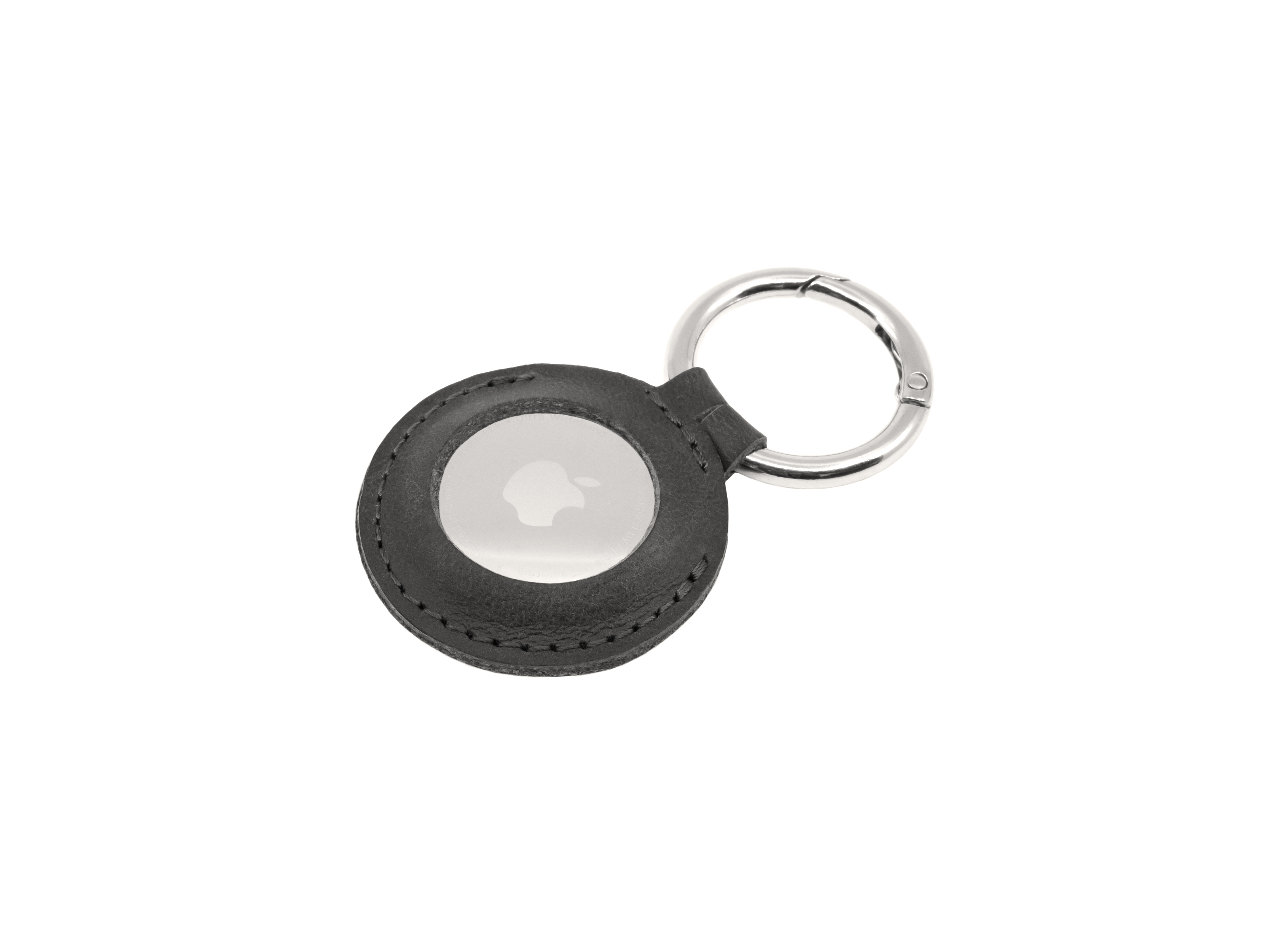 Ein schwarzer Leder-Schlüsselanhänger mit einem silbernen Apple AirTag und einem silbernen Ring auf weißem Grund.