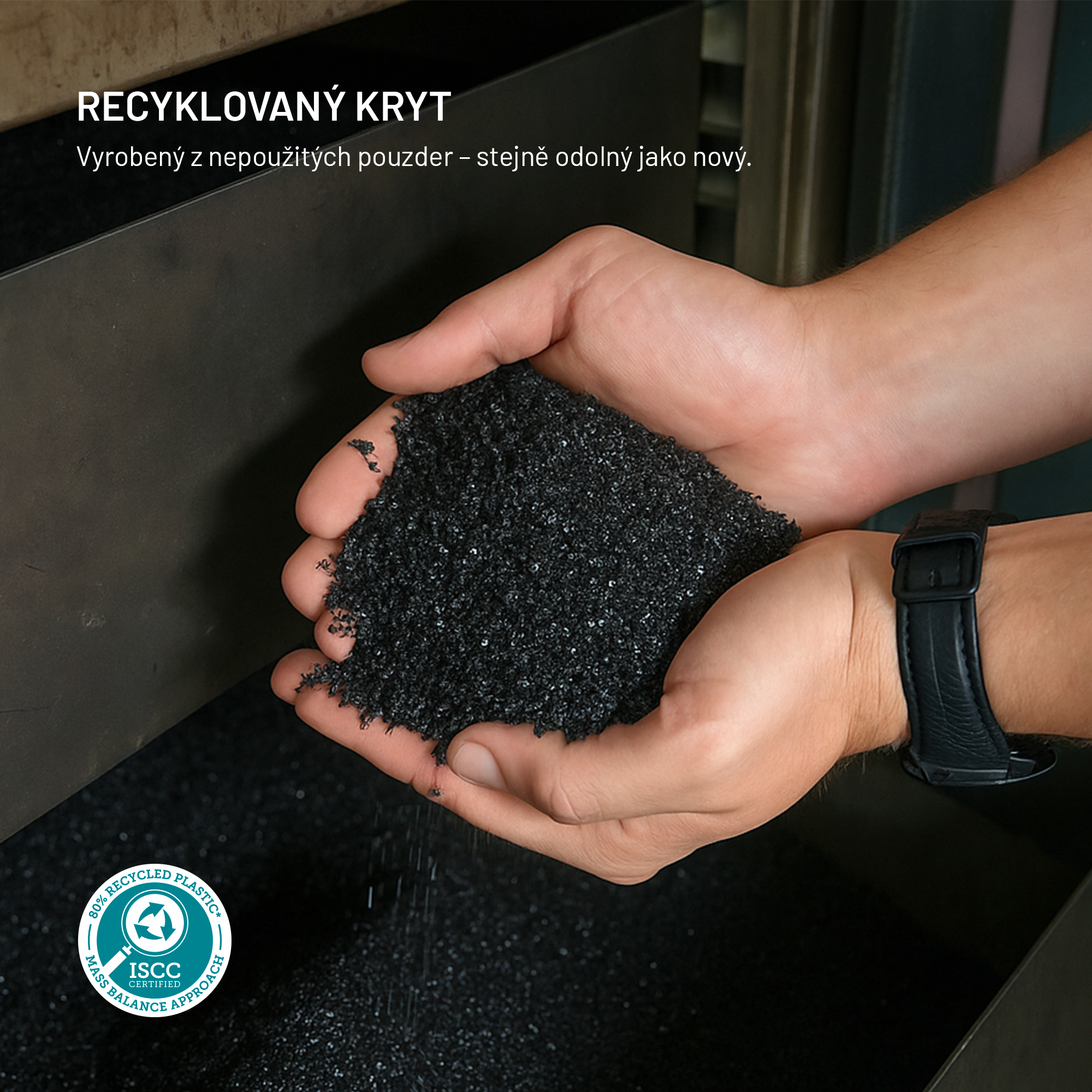 Hände halten schwarzes recyceltes Plastikgranulat, mit Text und ISCC-Zertifizierung.