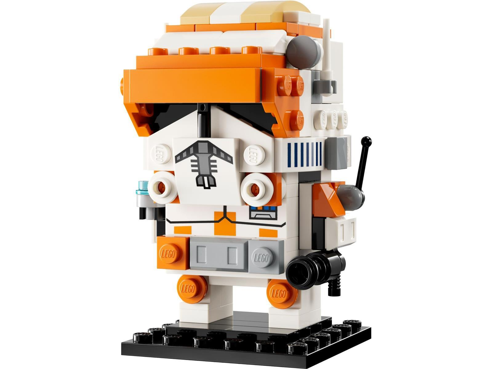 Ein Lego Star Wars Commander Cody BrickHeadz Figur in Weiß und Orange auf einem schwarzen Sockel.