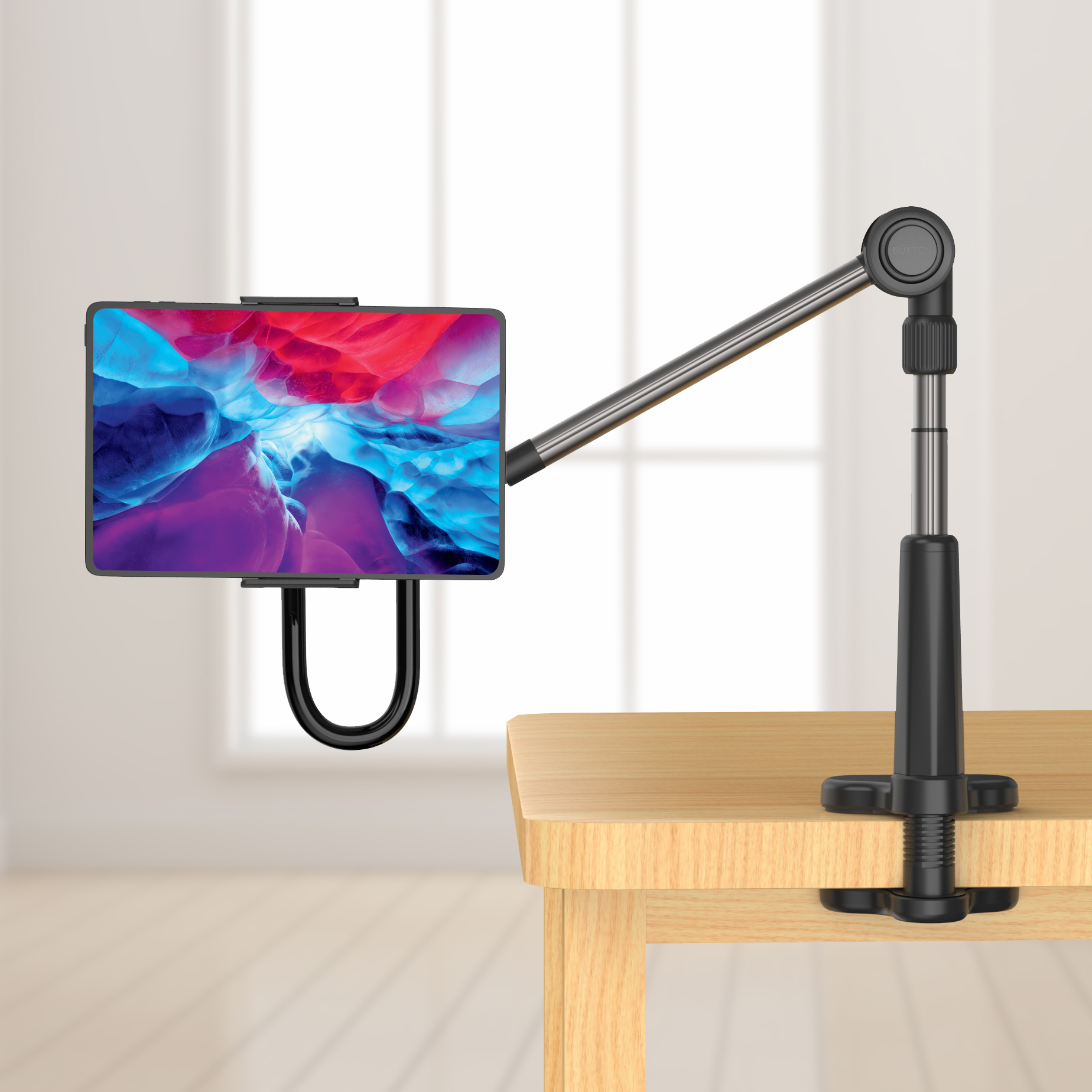 Einstellbarer Tablet-Halter, befestigt an einem Holzschreibtisch mit einem Metallarm.