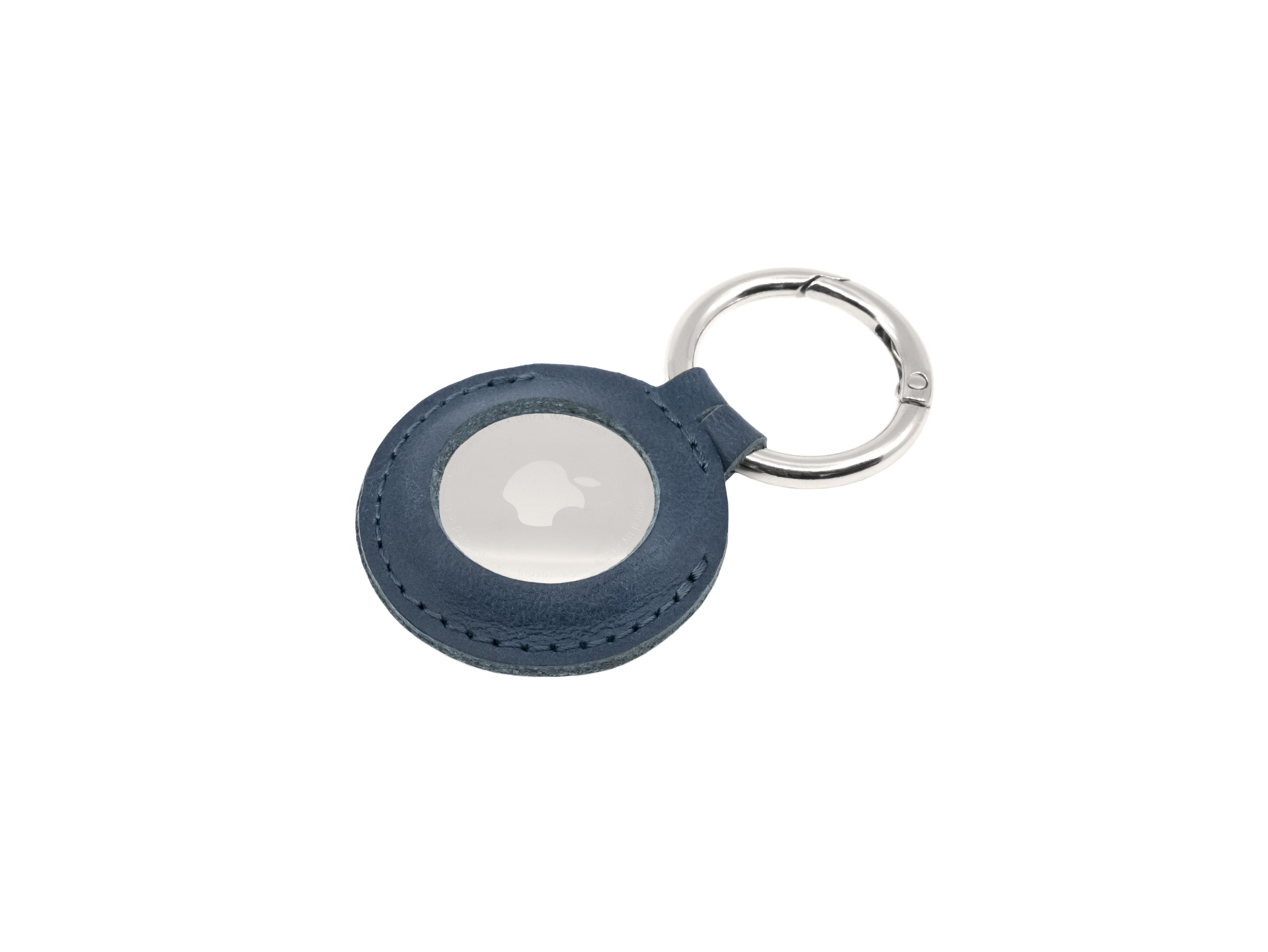 Ein blauer Lederanhänger mit silbernem Ring und integriertem Apple AirTag.