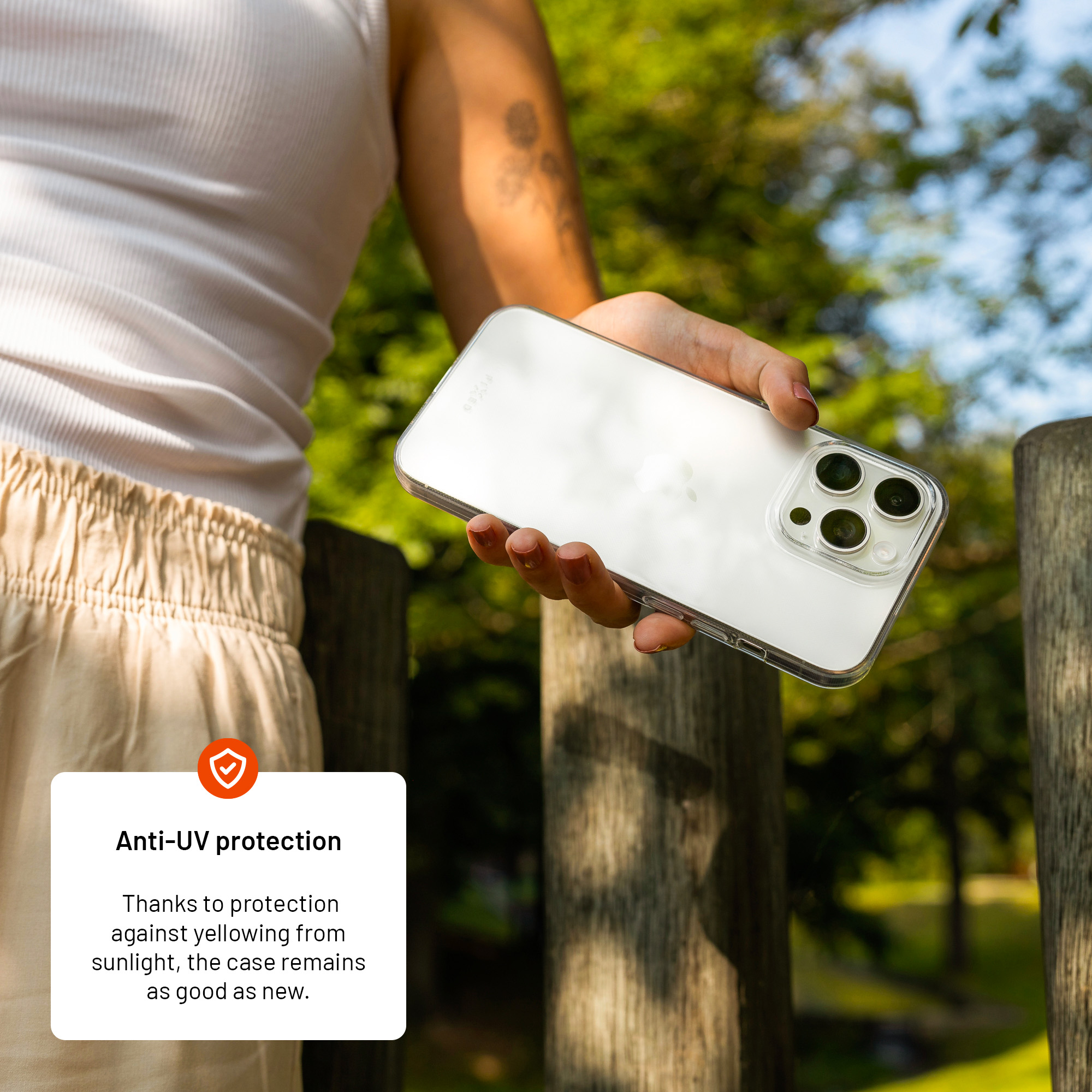 Eine Person hält ein iPhone mit klarer Schutzhülle im Freien.
