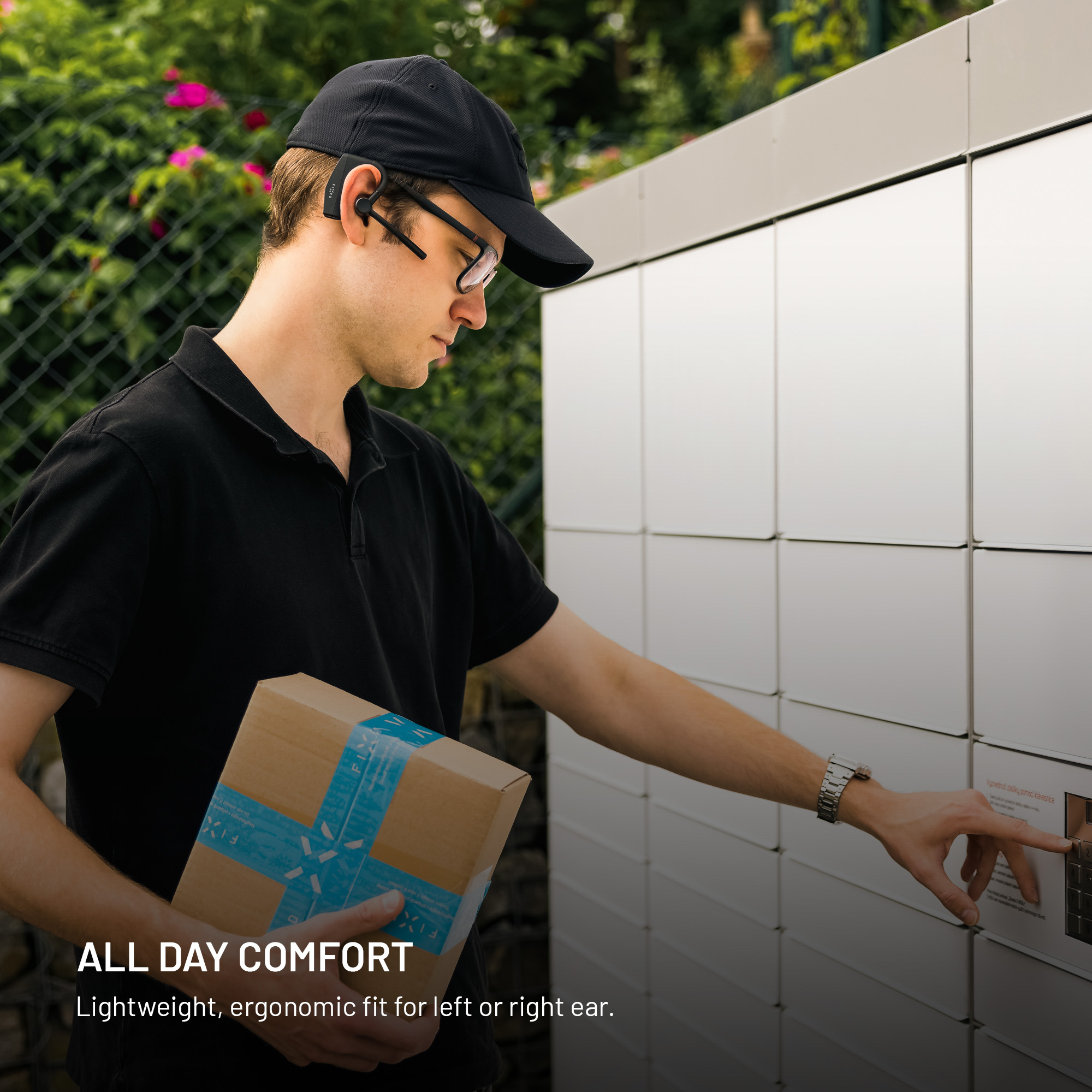 Kurier mit Box tippt Code in eine Packstation ein.