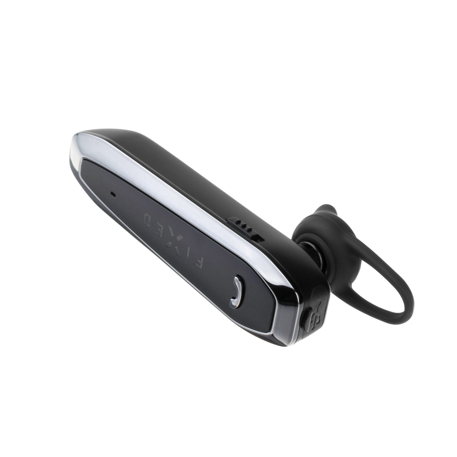 Ein schwarzer und silberner Bluetooth-Ohrhörer mit Silikon-Ohrbügel, freigestellt auf weißem Grund.