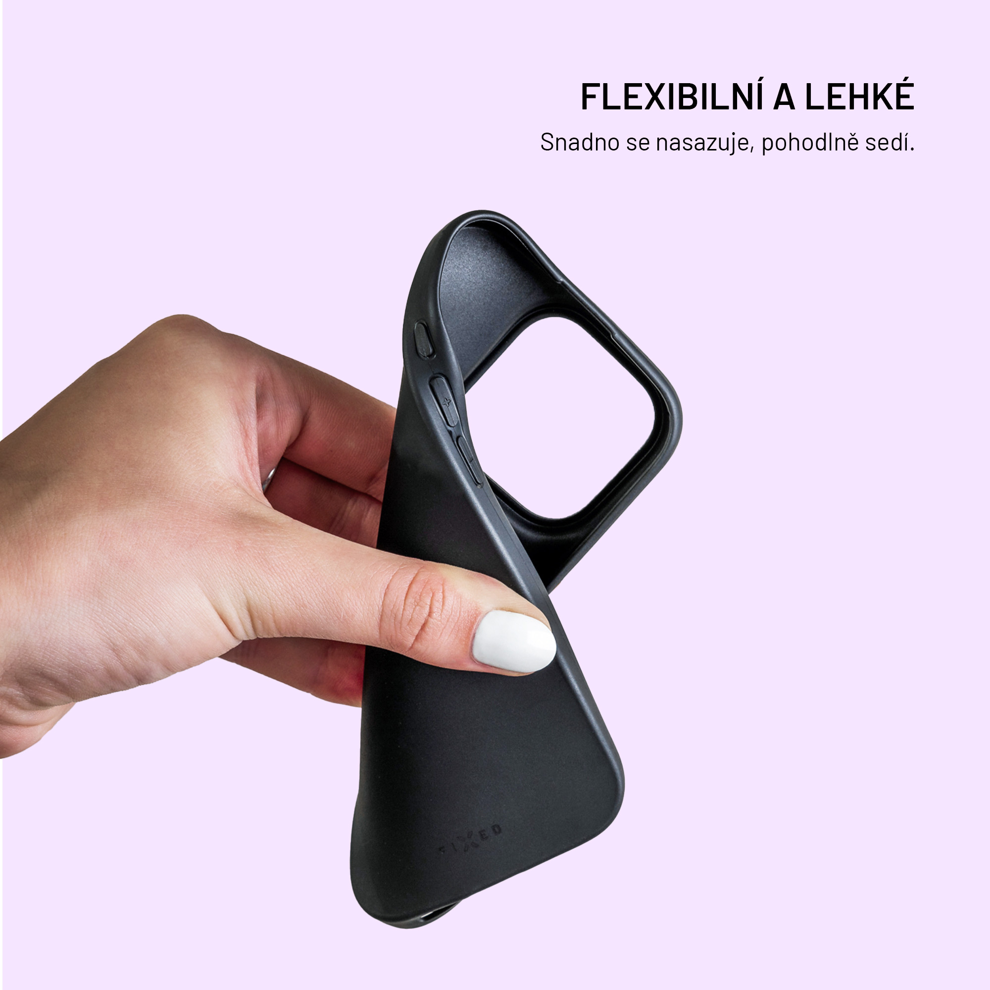 Eine Hand hält eine flexible schwarze Telefonhülle gegen einen hellrosa Hintergrund.