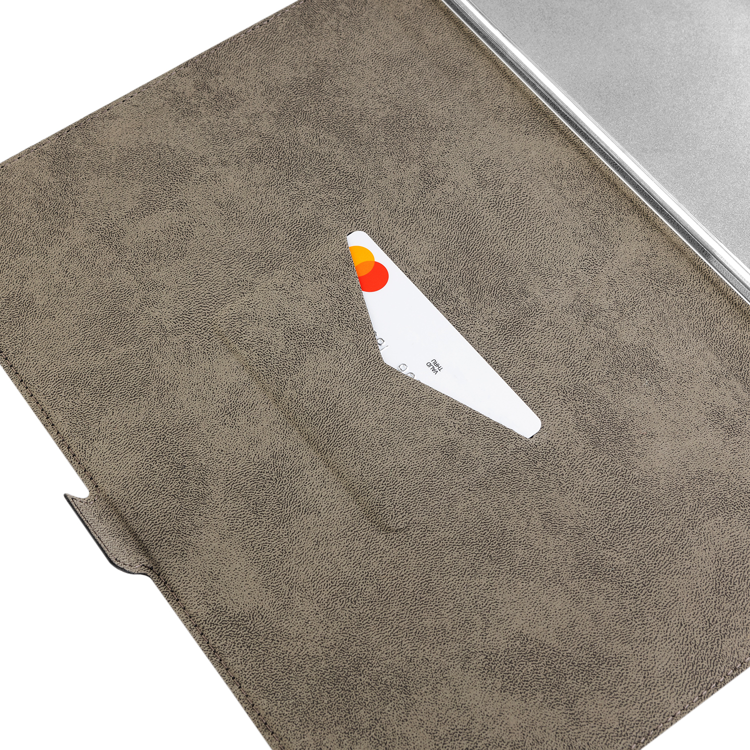 Graue Lederhülle für Laptops mit einer eingesteckten Kreditkarte mit Master-Card-Logo.