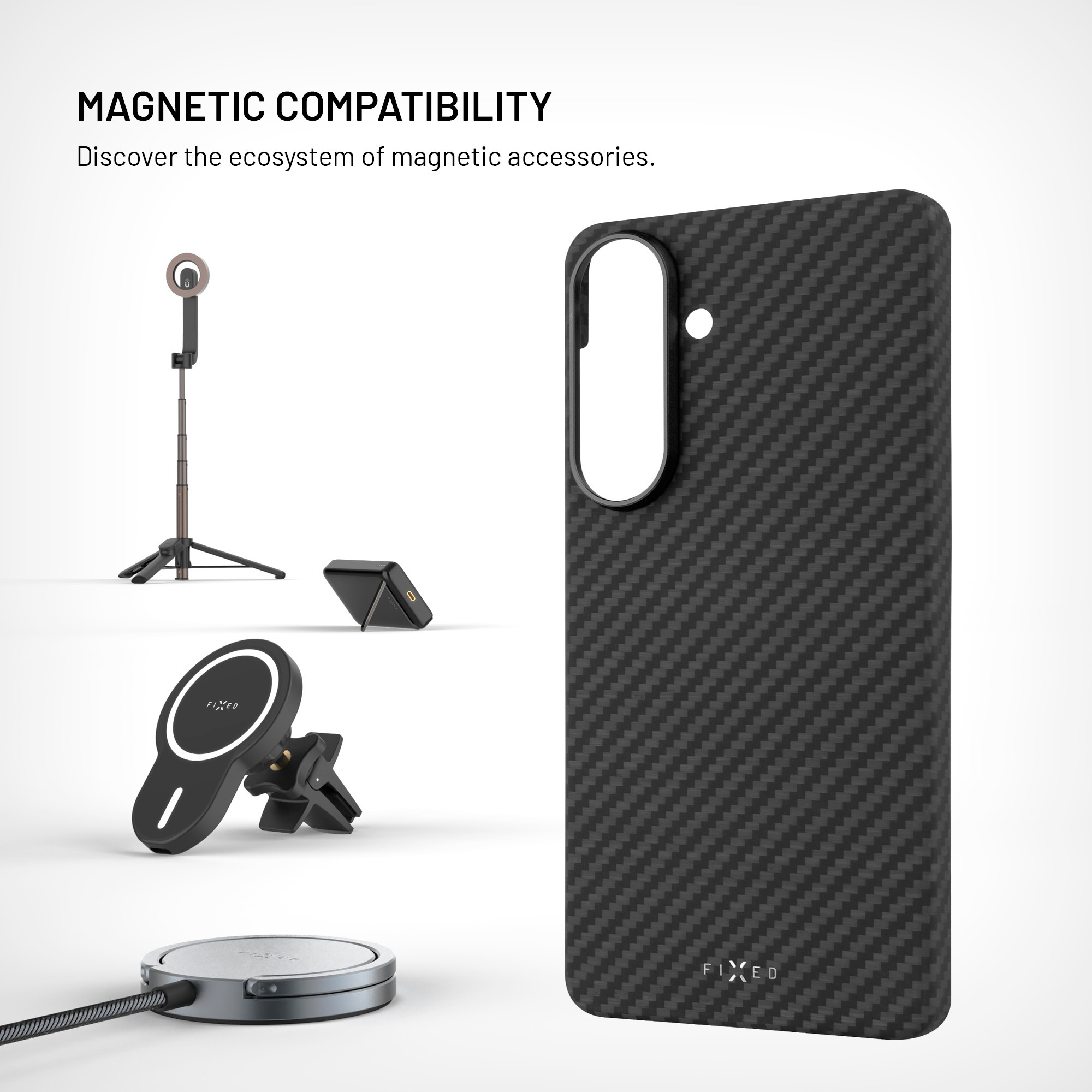 Eine schwarze Carbon-Handyhülle neben magnetischem Zubehör wie Stativ, Ladegerät und Halterung.