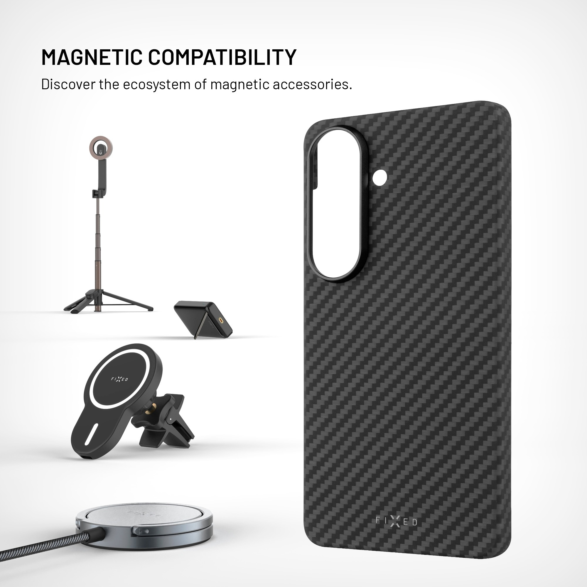 Eine schwarze Carbon-Handyhülle neben magnetischem Zubehör wie Ladegerät, Ständer und Ringlicht.
