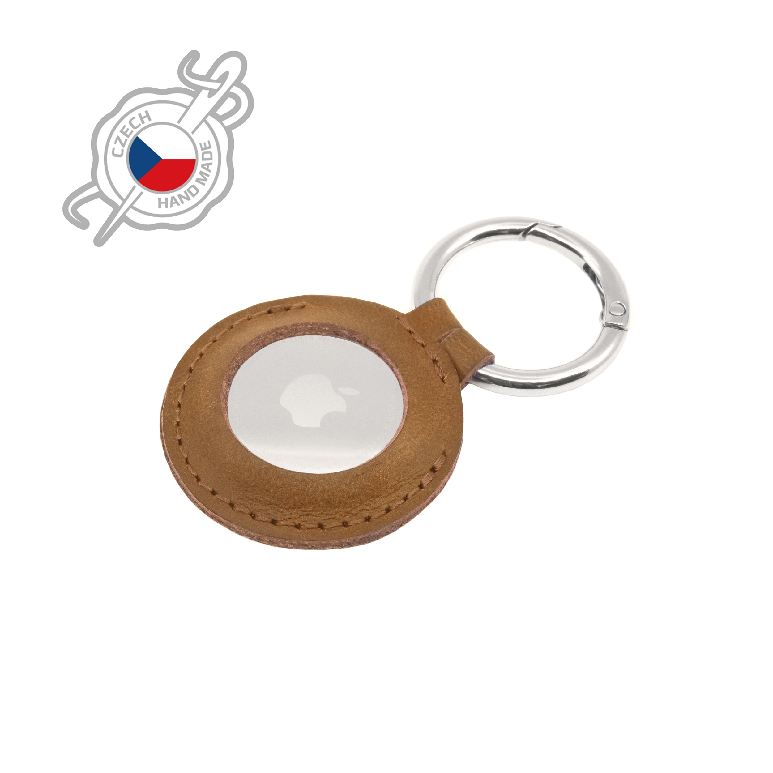 Ein brauner Leder-AirTag-Schlüsselanhänger mit silbernem Ring und ein tschechisches Handgemacht-Siegel.