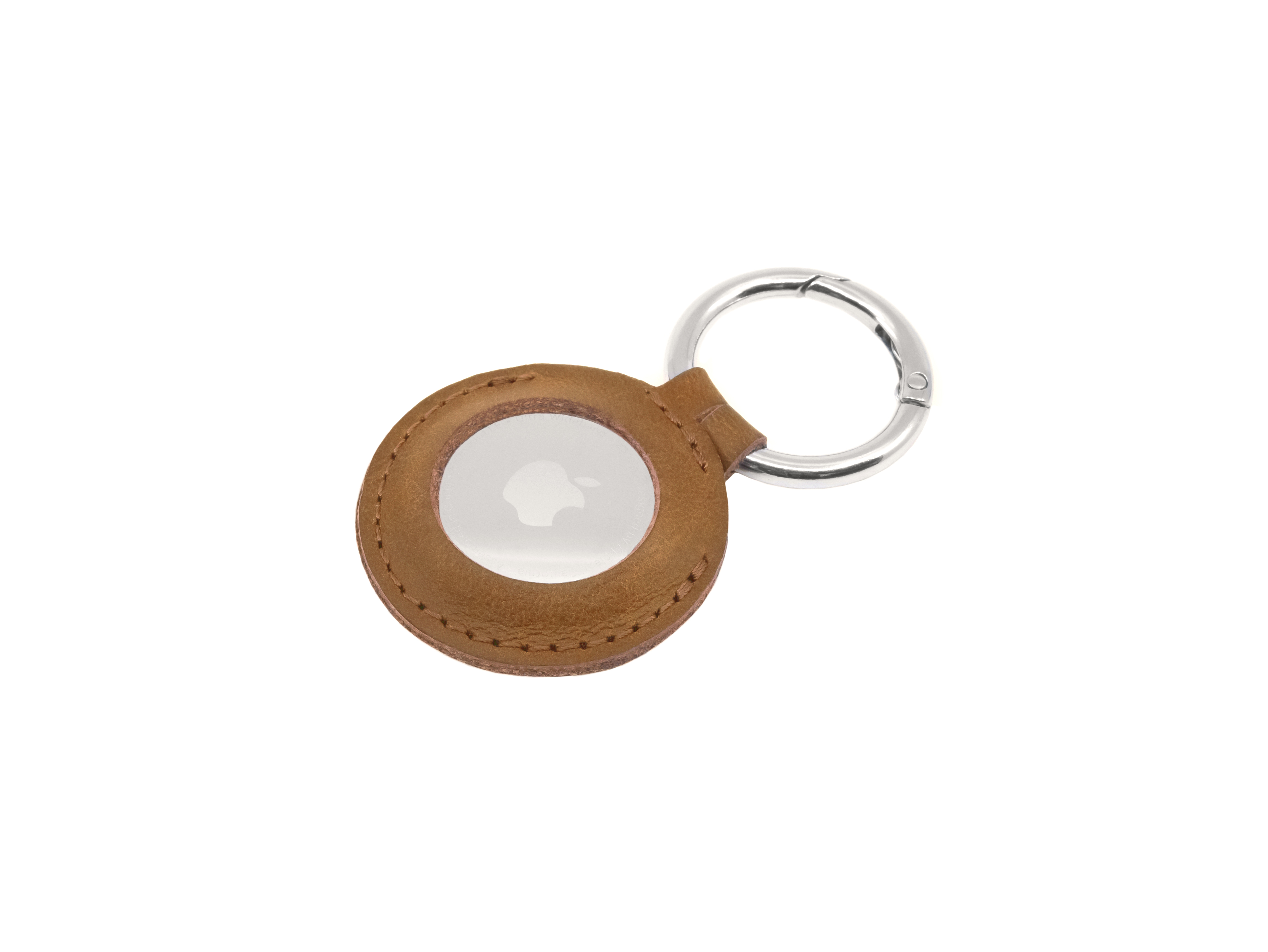 Ein brauner Leder Apple AirTag Halter mit einem silbernen Metallschlüsselring auf weißem Hintergrund.