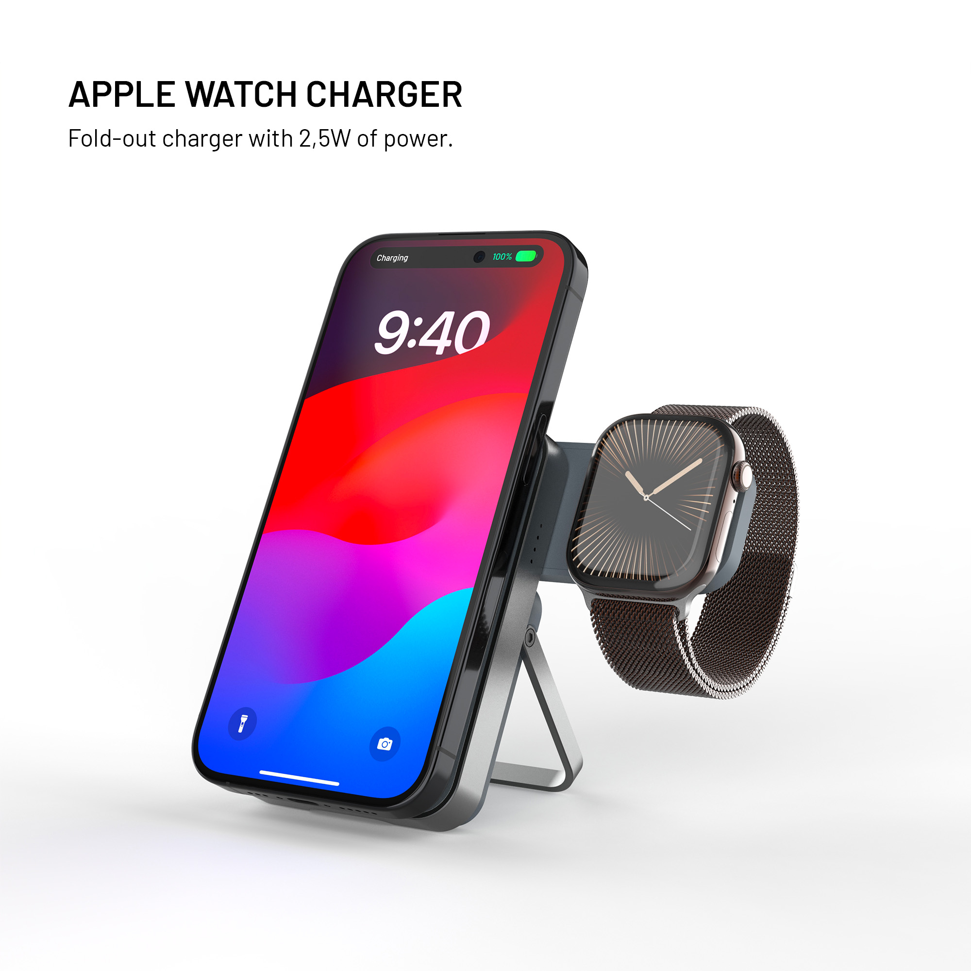 Uno smartphone e un Apple Watch si ricaricano contemporaneamente su un caricatore a supporto argentato su sfondo bianco.
