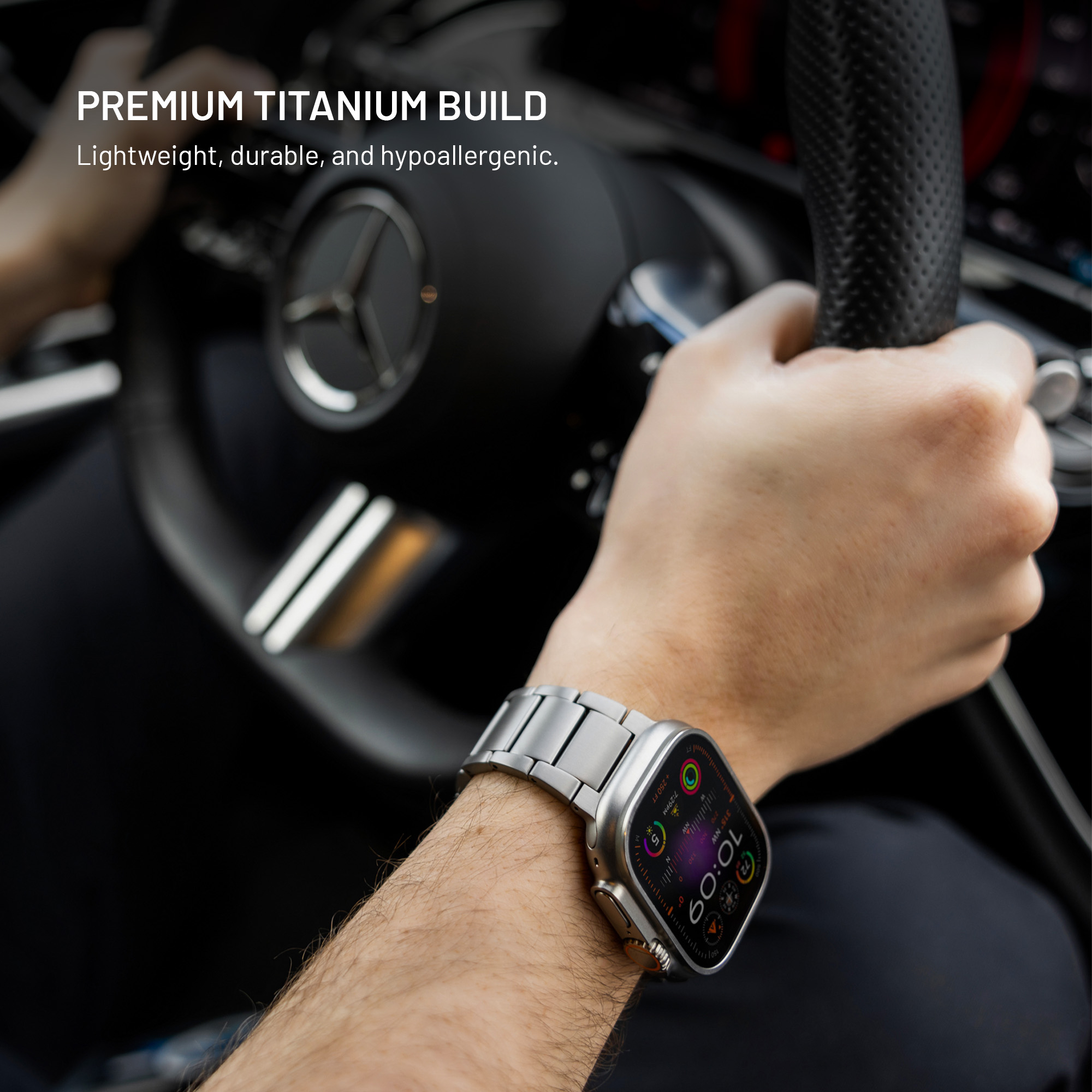 Eine Person fährt Auto und trägt eine Smartwatch mit Metallarmband am Handgelenk.