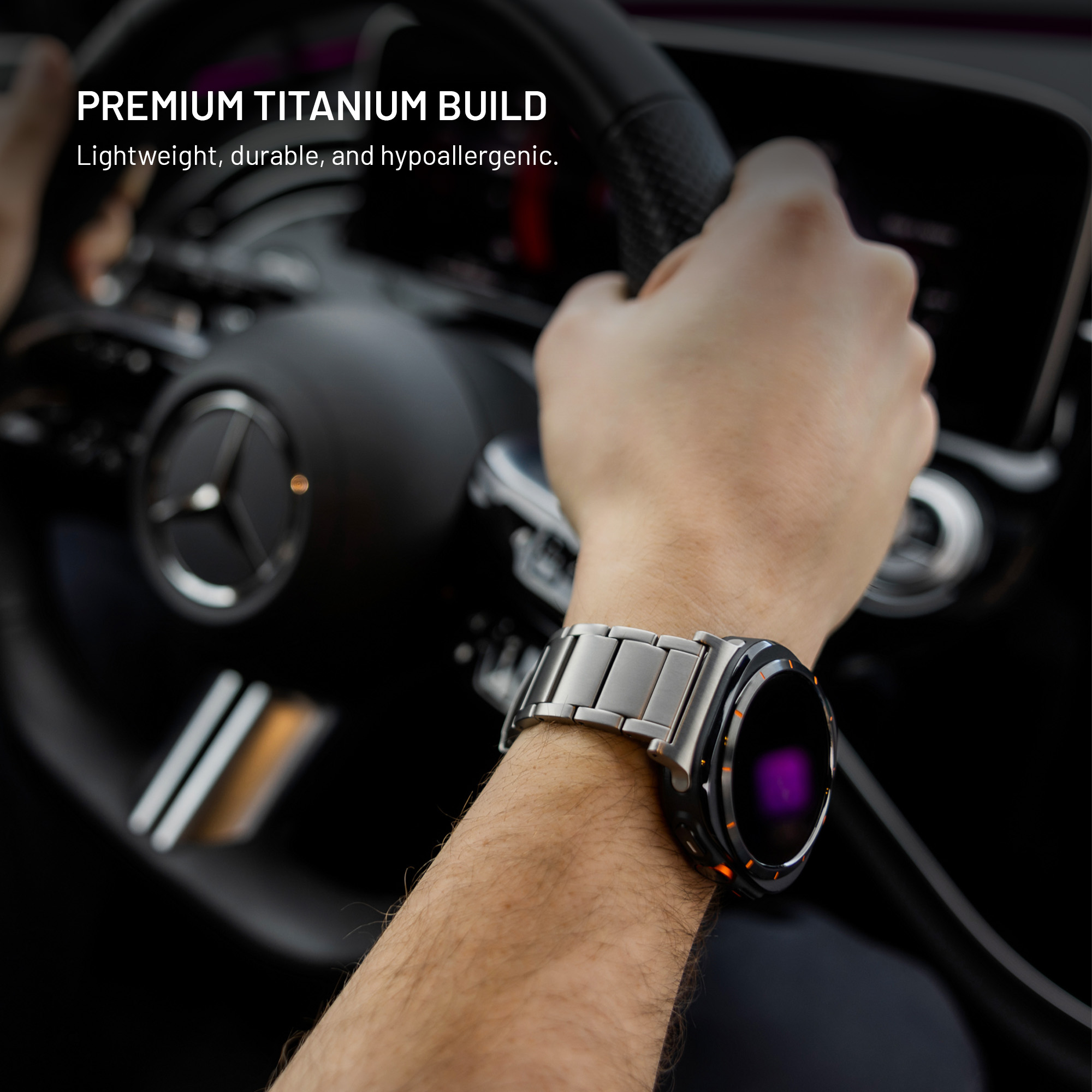 Arm eines Fahrers mit einer Titan-Smartwatch am Lenkrad eines Autos.
