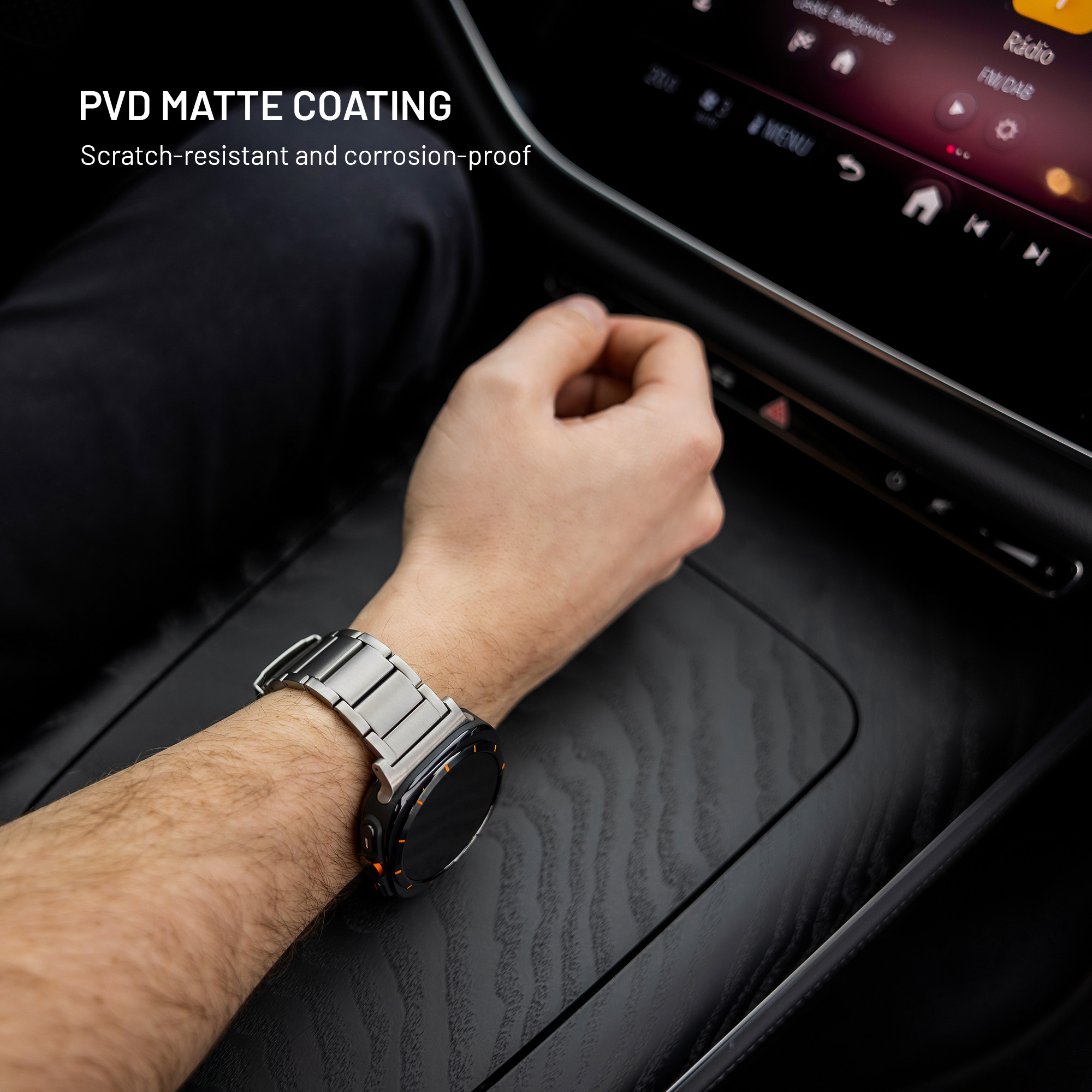Hand mit moderner Smartwatch am Handgelenk in einem Auto, Text overlay: PVD MATTE COATING.