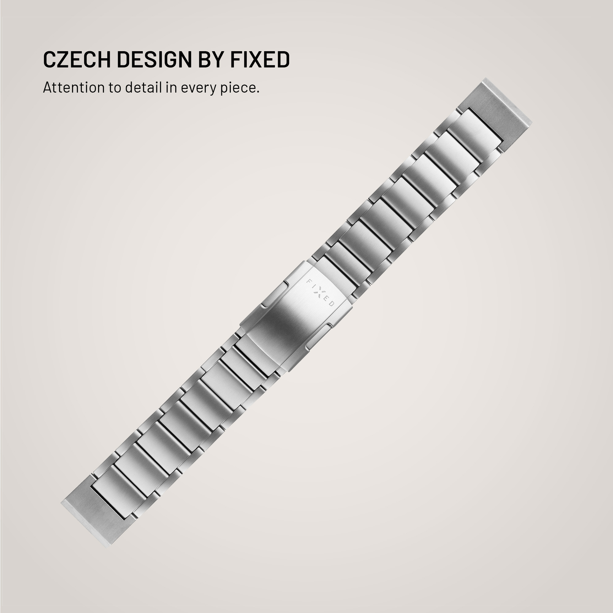 Ein silbernes Metall-Uhrenarmband diagonal auf hellem Hintergrund mit dem Text CZECH DESIGN BY FIXED.