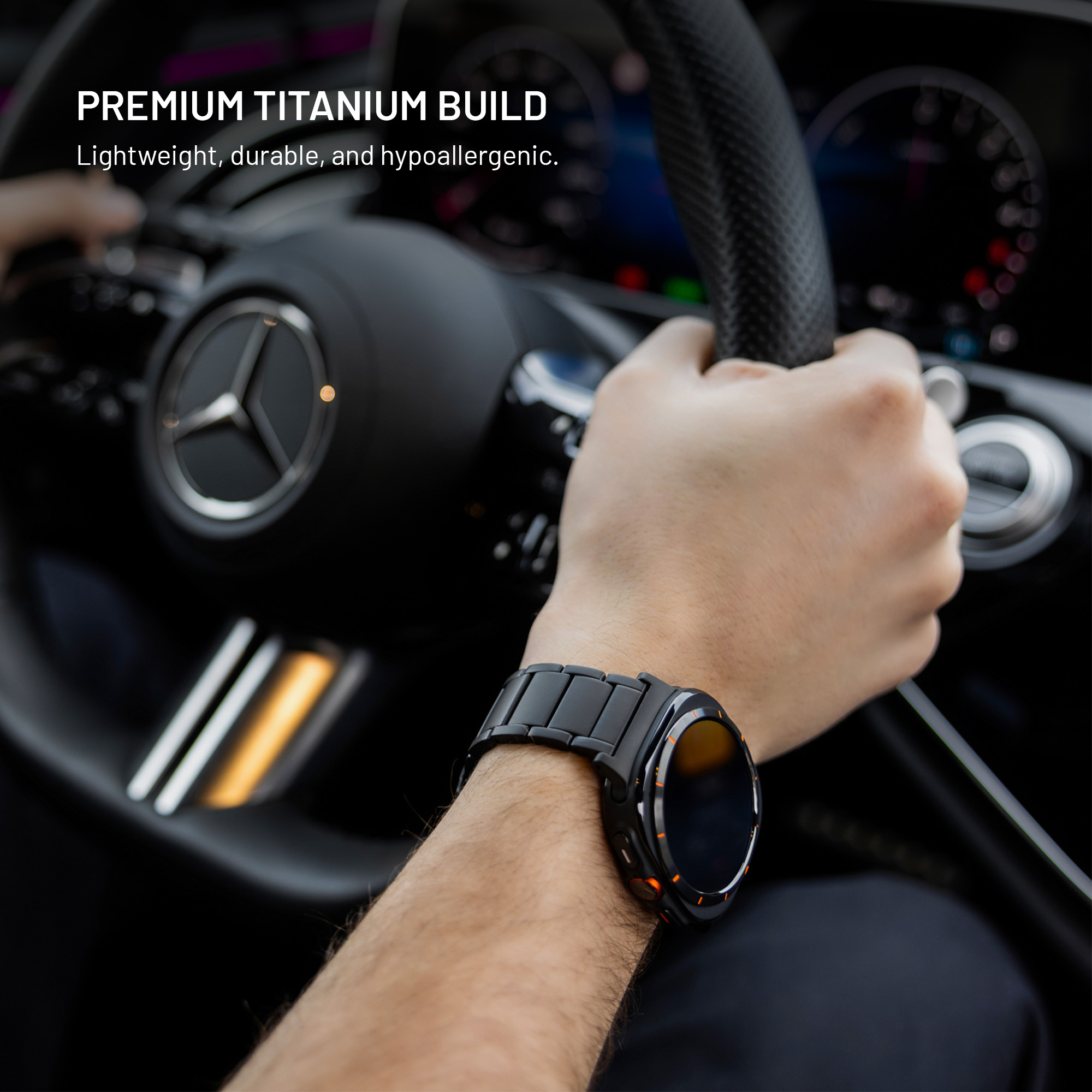 Eine Person fährt Auto und trägt eine schwarze Smartwatch mit Titangehäuse.