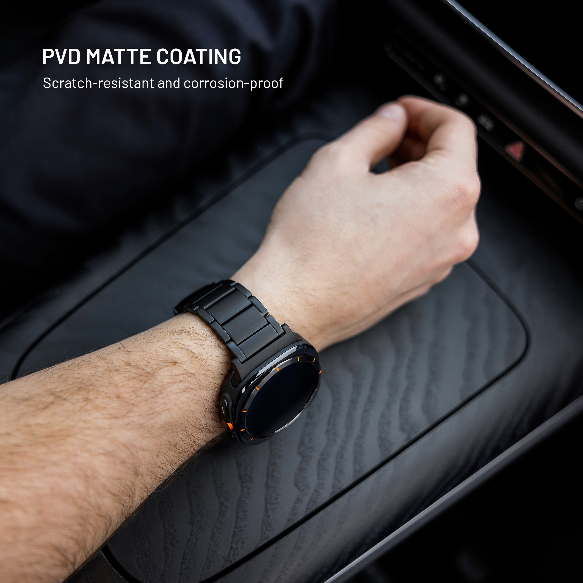 Eine schwarze Smartwatch mit Metallarmband am Handgelenk in einem Auto.