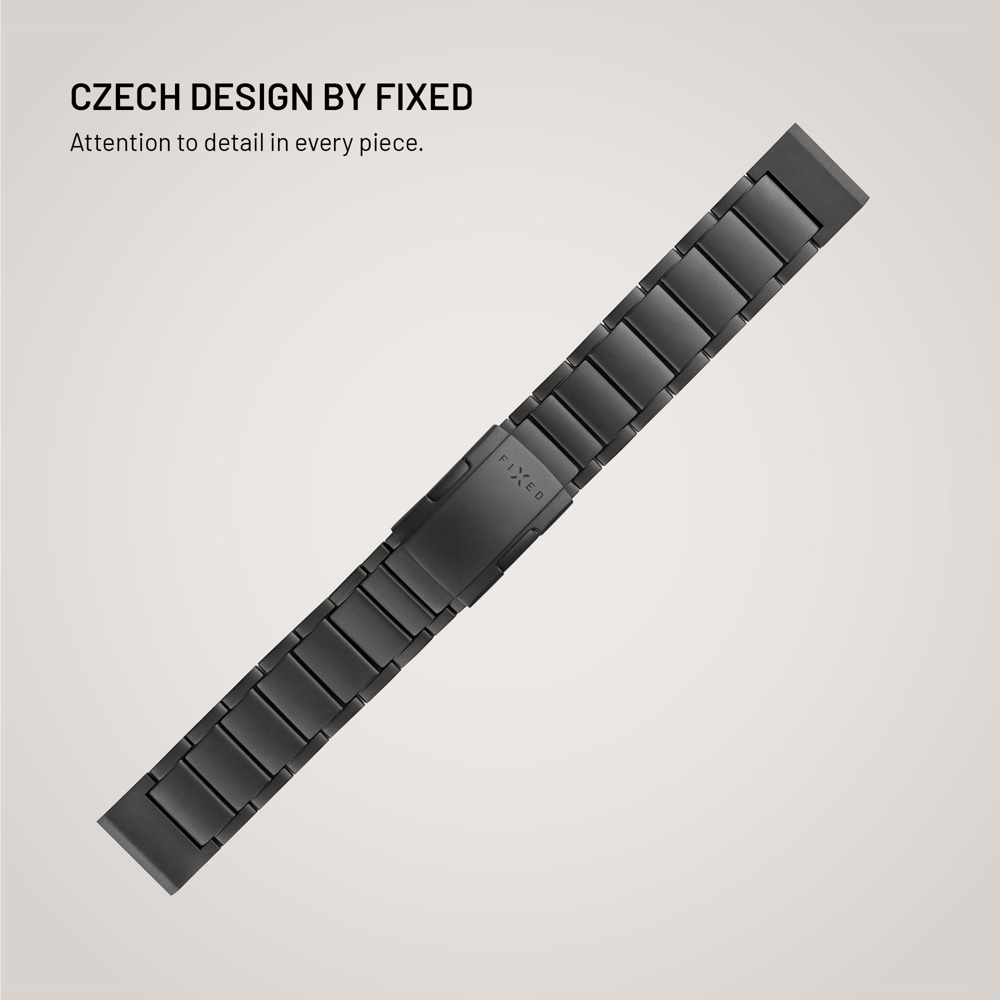 Ein schwarzes Metallarmband diagonal platziert vor hellem Hintergrund mit Text.