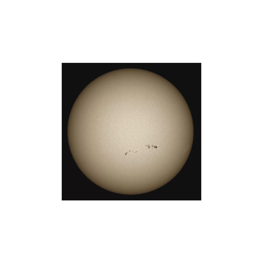 Eine runde, beige Scheibe, die die Sonne mit kleinen dunklen Flecken auf der Oberfläche vor einem schwarzen Hintergrund darstellt.