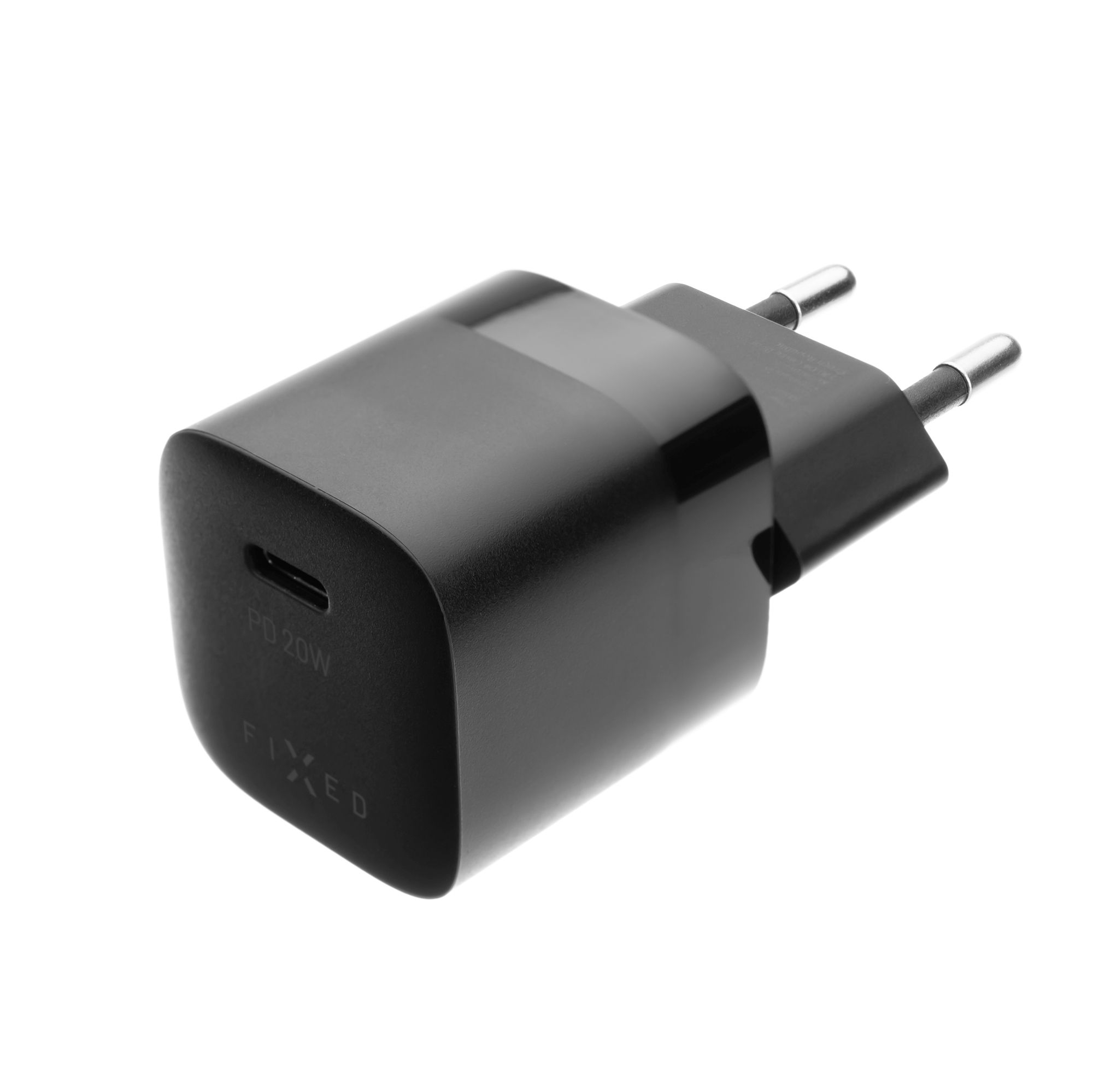 Ein schwarzes Wandladegerät mit einem USB-C-Anschluss auf einer weißen Oberfläche.