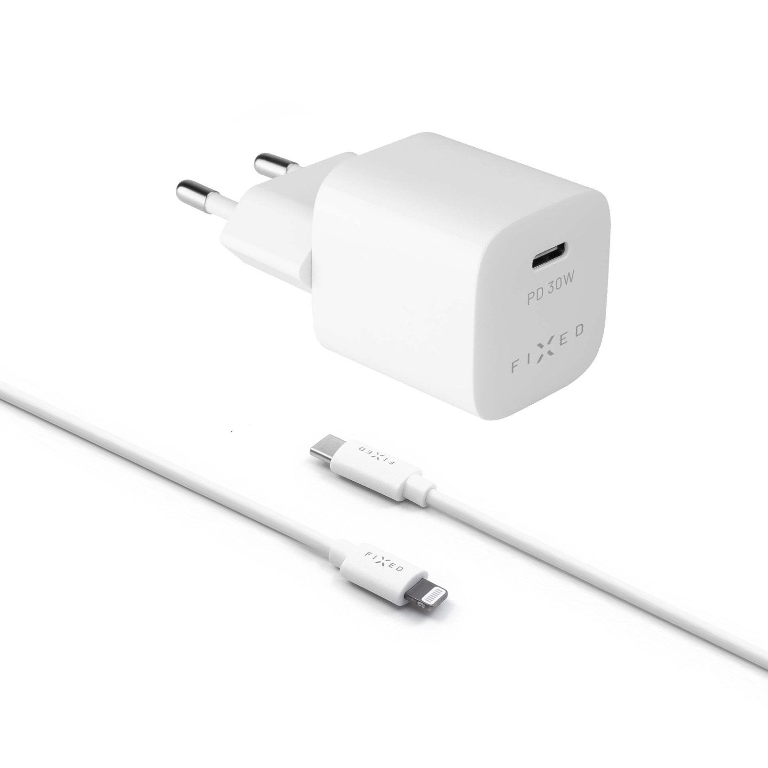 Ein weißes FIXED PD 30W USB-C Netzteil und ein USB-C-auf-Lightning-Kabel auf weißem Hintergrund.