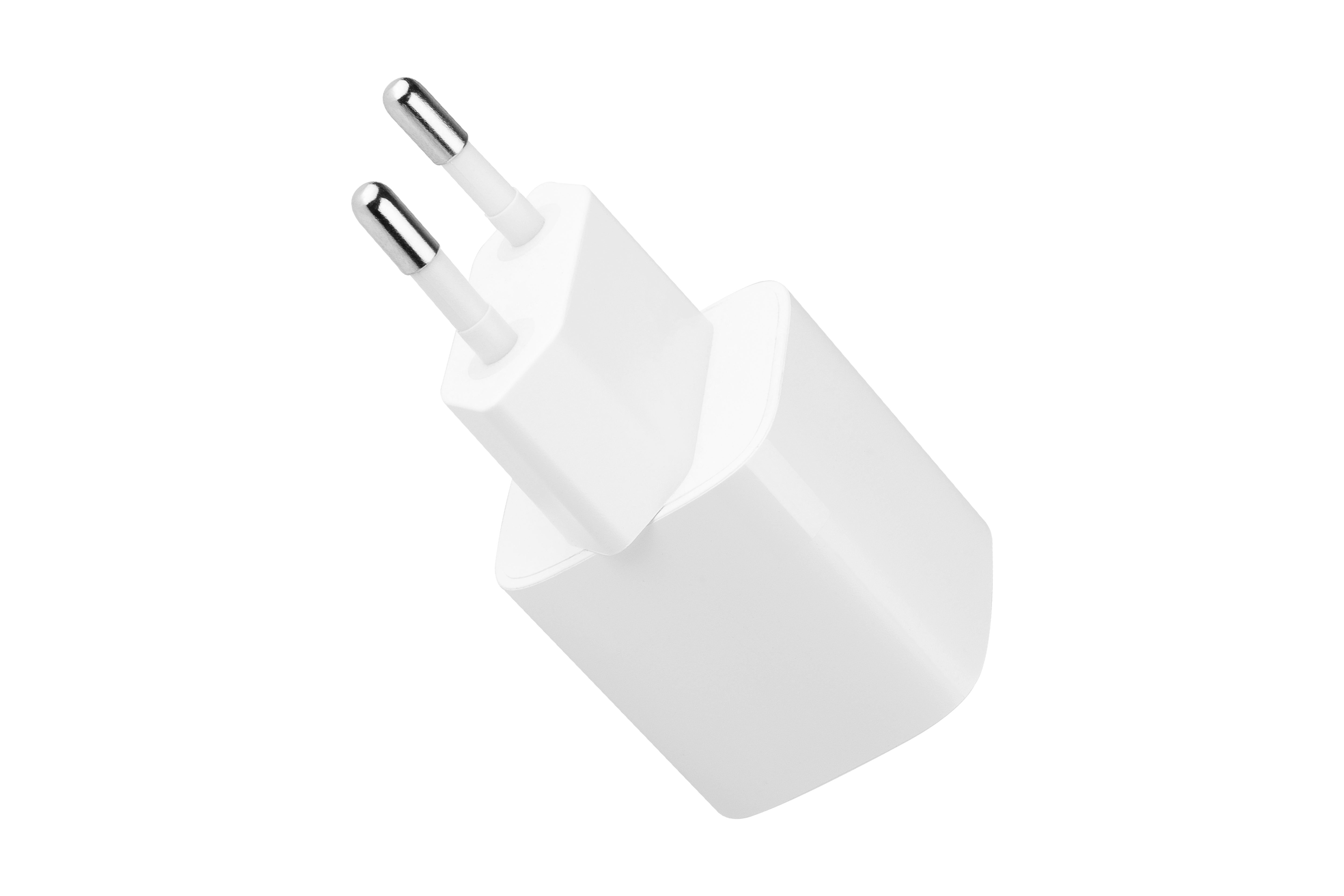 Ein weißes USB-Wandladegerät mit zwei Metallstiften vor weißem Hintergrund.