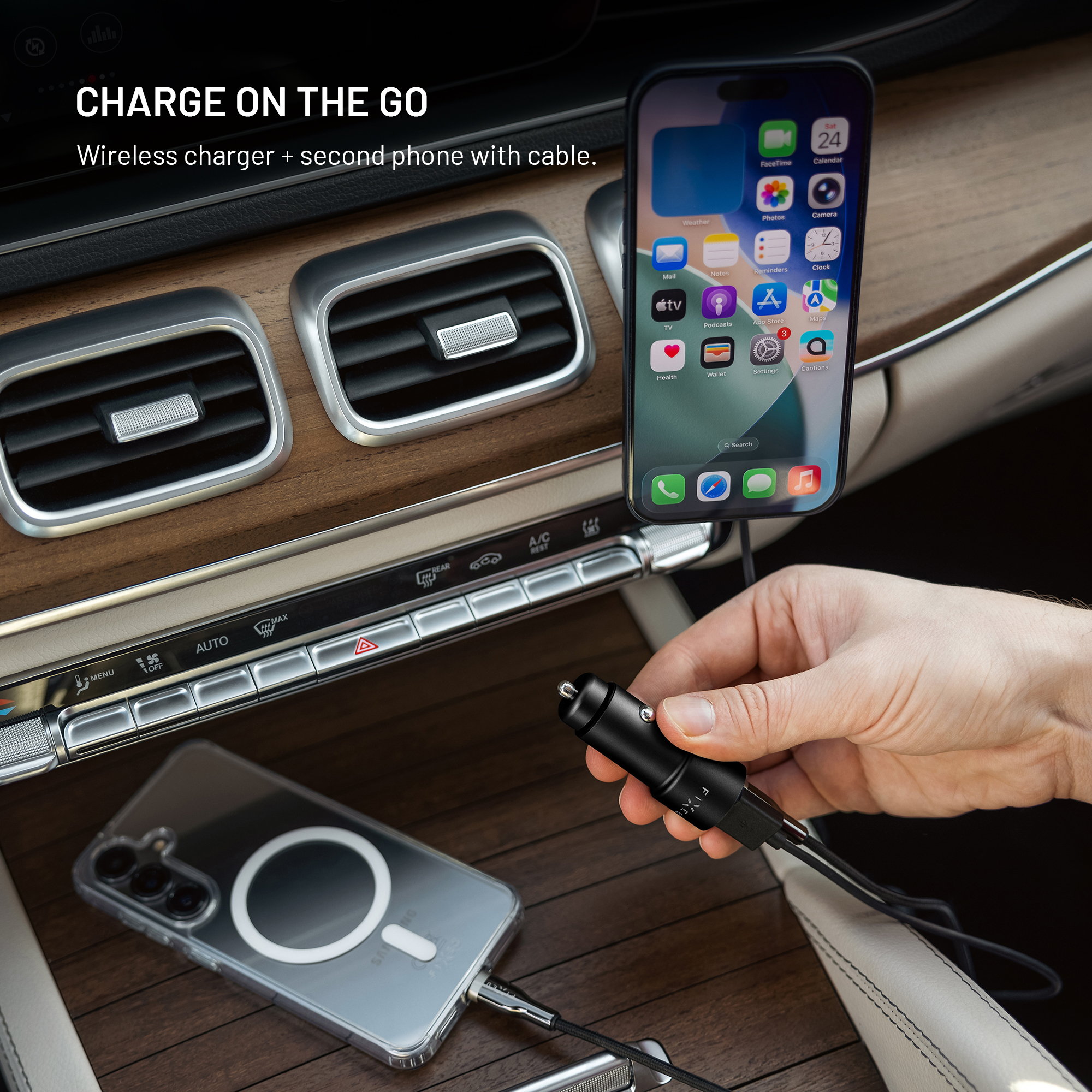 Eine Hand hält einen Autoladeadapter, während ein Telefon kabellos lädt und ein montiertes Telefon Apps anzeigt.