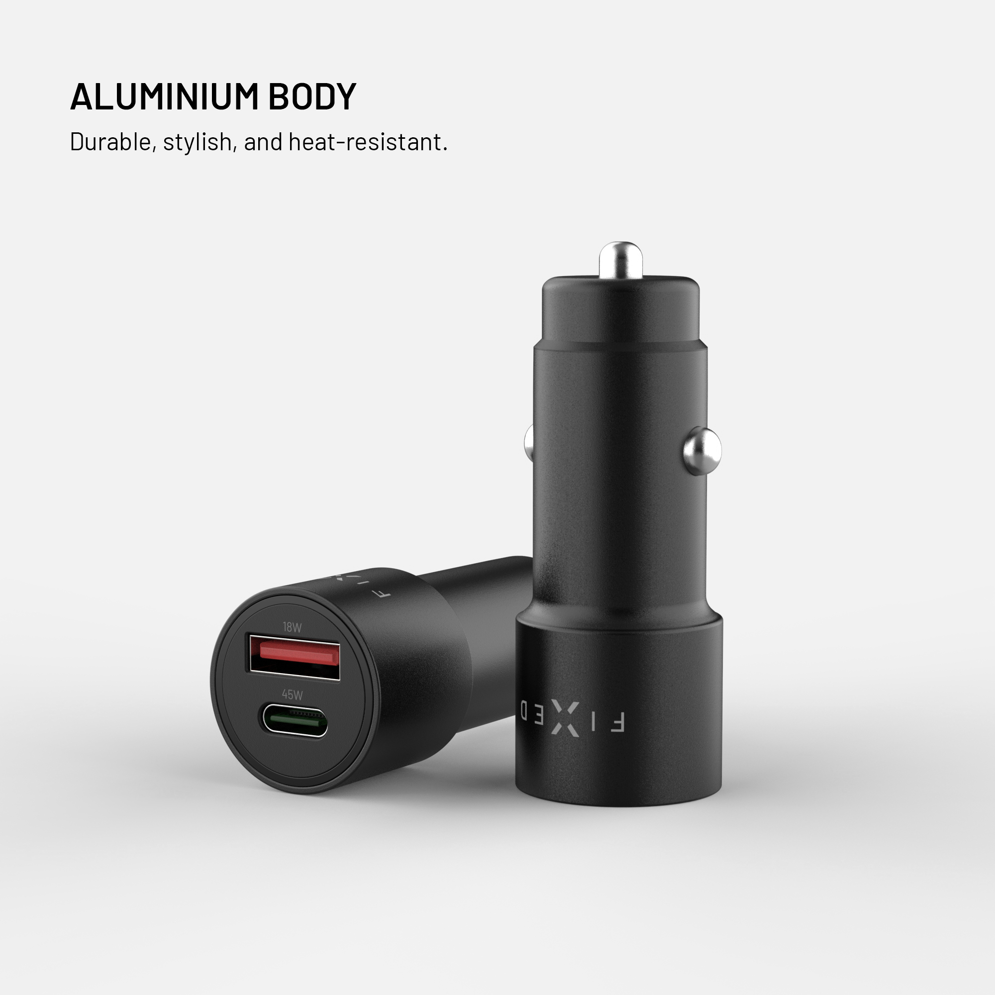 Zwei schwarze Aluminium-Kfz-Ladegeräte mit USB-A- und USB-C-Anschlüssen stehen auf weißem Hintergrund.