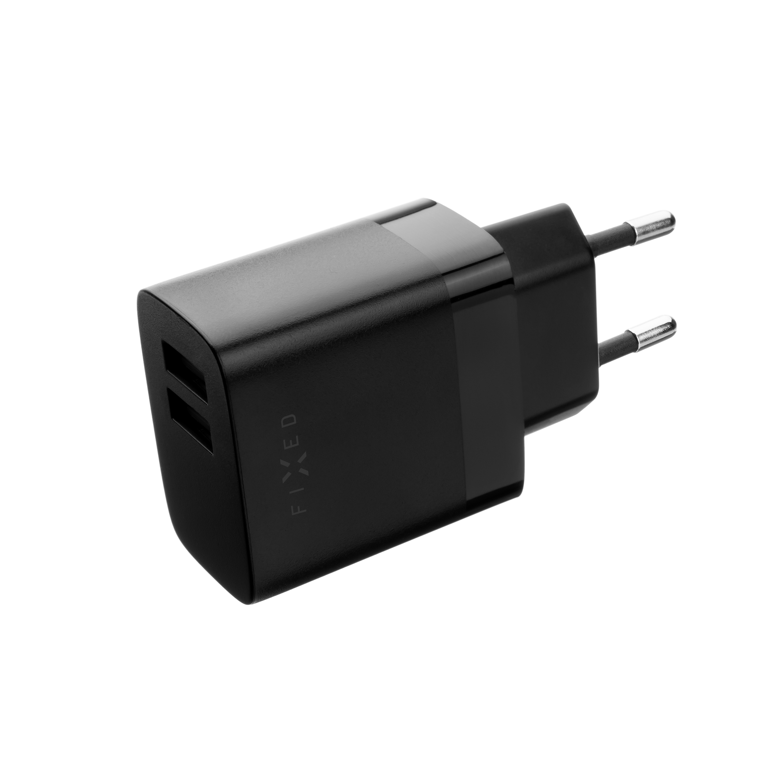 Schwarzes USB-Ladegerät mit zwei Anschlüssen und EU-Stecker auf weißem Hintergrund.