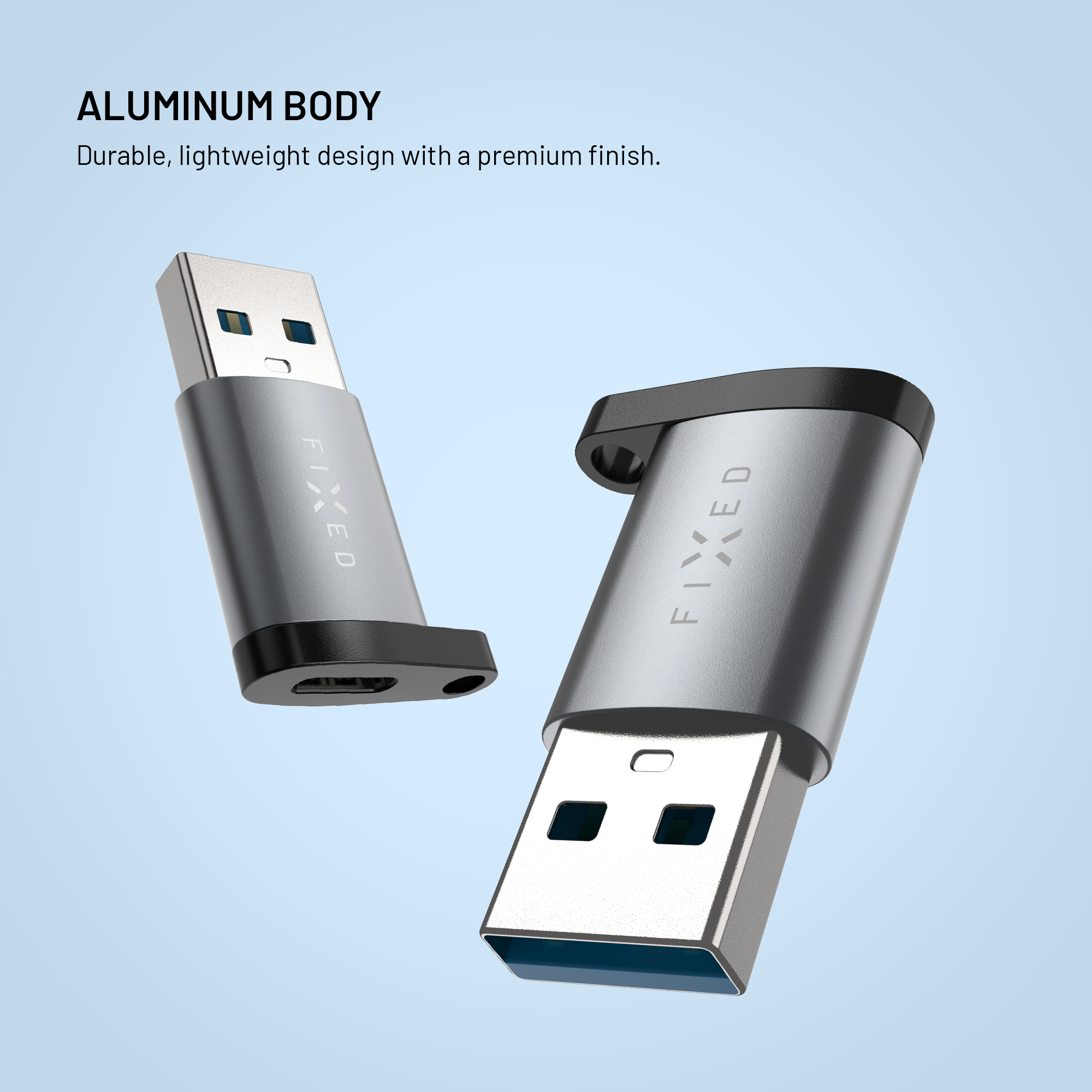 Zwei silberne USB-Anpassungsadapter mit der Aufschrift FIXED auf einem hellblauen Hintergrund.